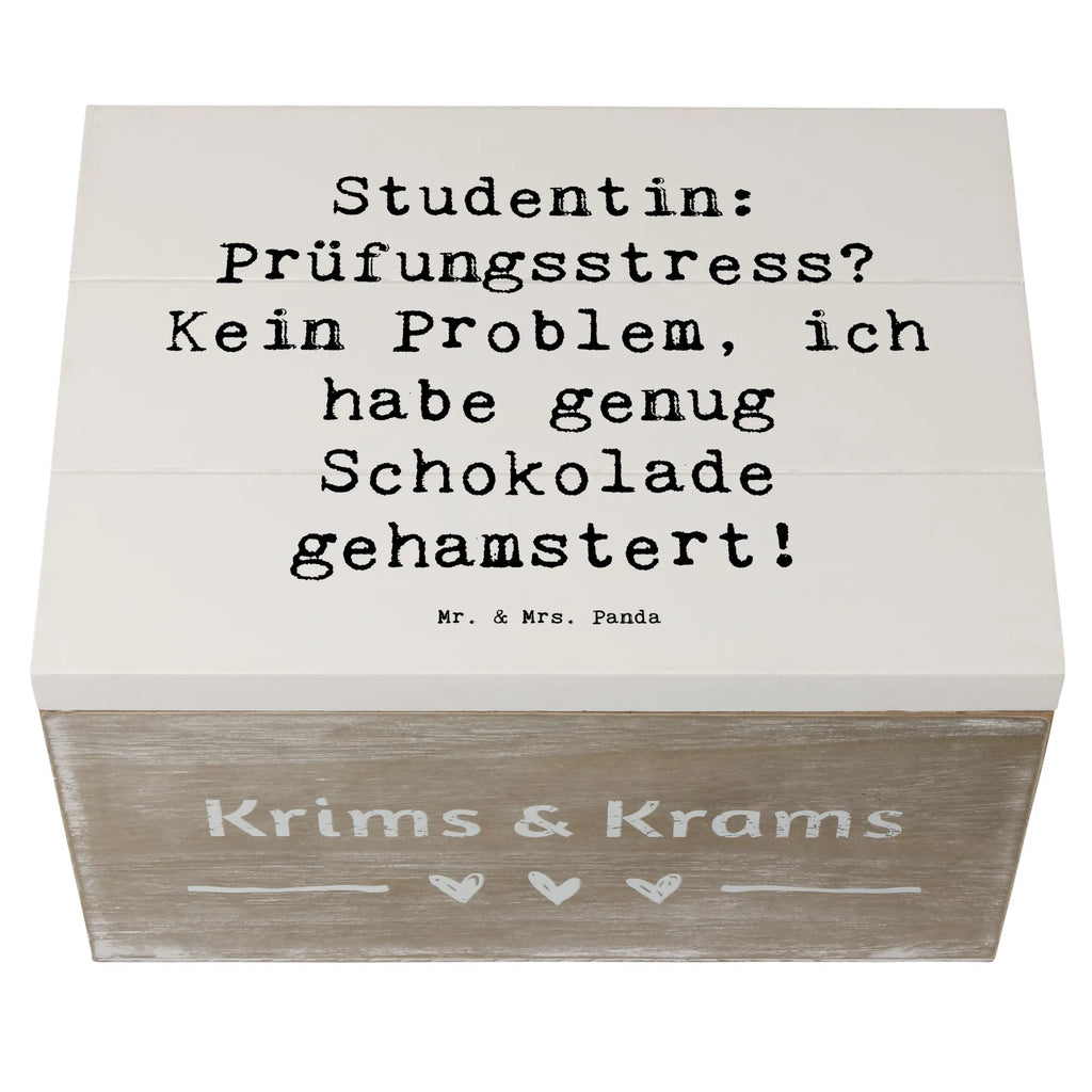 Holzkiste Spruch Studentin: Prüfungsstress? Kein Problem, ich habe genug Schokolade gehamstert! Erinnerungskiste, Holzkiste, Geschenkbox, Schatzkiste, Erinnerungsbox, Geschenkdose, Dekokiste, Kiste, Truhe, Schatulle, XXL, Aufbewahrungsbox, Beruf, Ausbildung, Jubiläum, Abschied, Rente, Kollege, Kollegin, Geschenk, Schenken, Arbeitskollege, Mitarbeiter, Firma, Danke, Dankeschön