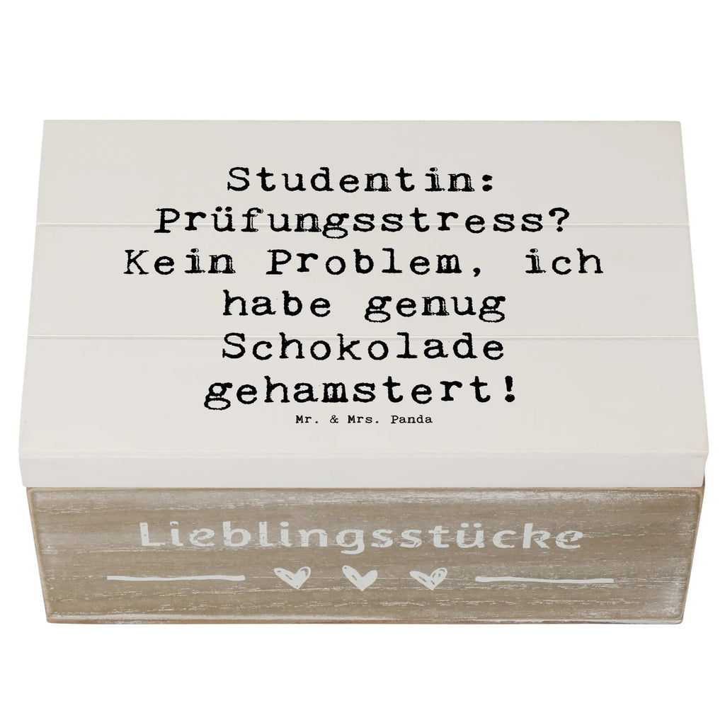 Holzkiste Spruch Studentin: Prüfungsstress? Kein Problem, ich habe genug Schokolade gehamstert! Erinnerungskiste, Holzkiste, Geschenkbox, Schatzkiste, Erinnerungsbox, Geschenkdose, Dekokiste, Kiste, Truhe, Schatulle, XXL, Aufbewahrungsbox, Beruf, Ausbildung, Jubiläum, Abschied, Rente, Kollege, Kollegin, Geschenk, Schenken, Arbeitskollege, Mitarbeiter, Firma, Danke, Dankeschön