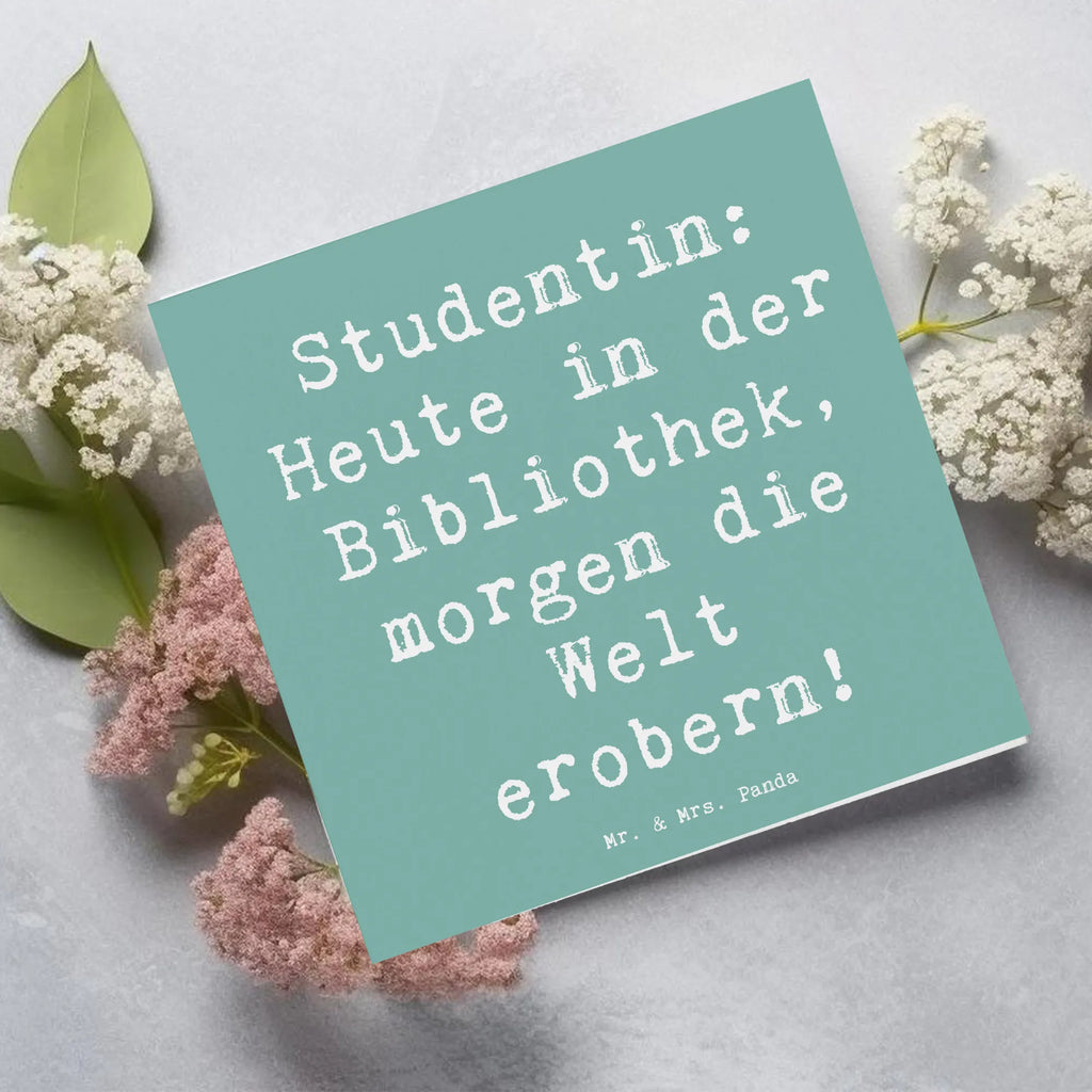 Deluxe Card Saying Studentin: Heute in der Bibliothek, morgen die Welt erobern! Grußkarte, Glückwunschkarte, Hochwertige Grußkarte, Hochwertige Klappkarte, Einladungskarte, Geburtstagskarte, Karte, Klappkarte, Hochzeitskarte, Beruf, Ausbildung, Jubiläum, Abschied, Rente, Kollege, Kollegin, Geschenk, Schenken, Arbeitskollege, Mitarbeiter, Firma, Danke, Dankeschön