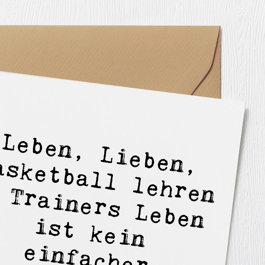 Deluxe Karte Spruch Leben, Lieben, Basketball lehren - Trainers Leben ist kein einfacher Drei-Punkte-Wurf! Grußkarte, Karte, Geburtstagskarte, Klappkarte, Einladungskarte, Hochwertige Grußkarte, Hochzeitskarte, Hochwertige Klappkarte, Glückwunschkarte, Beruf, Ausbildung, Jubiläum, Abschied, Rente, Kollege, Kollegin, Geschenk, Schenken, Arbeitskollege, Mitarbeiter, Firma, Danke, Dankeschön