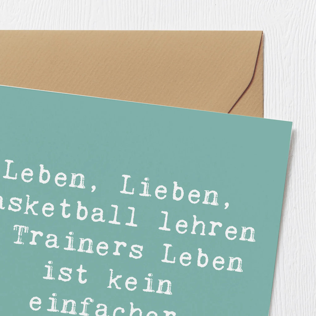Deluxe Karte Spruch Leben, Lieben, Basketball lehren - Trainers Leben ist kein einfacher Drei-Punkte-Wurf! Grußkarte, Karte, Geburtstagskarte, Klappkarte, Einladungskarte, Hochwertige Grußkarte, Hochzeitskarte, Hochwertige Klappkarte, Glückwunschkarte, Beruf, Ausbildung, Jubiläum, Abschied, Rente, Kollege, Kollegin, Geschenk, Schenken, Arbeitskollege, Mitarbeiter, Firma, Danke, Dankeschön