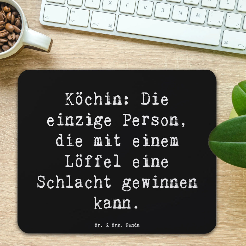 Mauspad Spruch Köchin: Die einzige Person, die mit einem Löffel eine Schlacht gewinnen kann. Mausunterlage, Mauspad Büro, Einzigartiges Mauspad, PC Zubehör, Computer zubehör, Arbeitszimmer, Büroausstattung, Mauspad, Designer Mauspad, Mousepad, Beruf, Ausbildung, Jubiläum, Abschied, Rente, Kollege, Kollegin, Geschenk, Schenken, Arbeitskollege, Mitarbeiter, Firma, Danke, Dankeschön