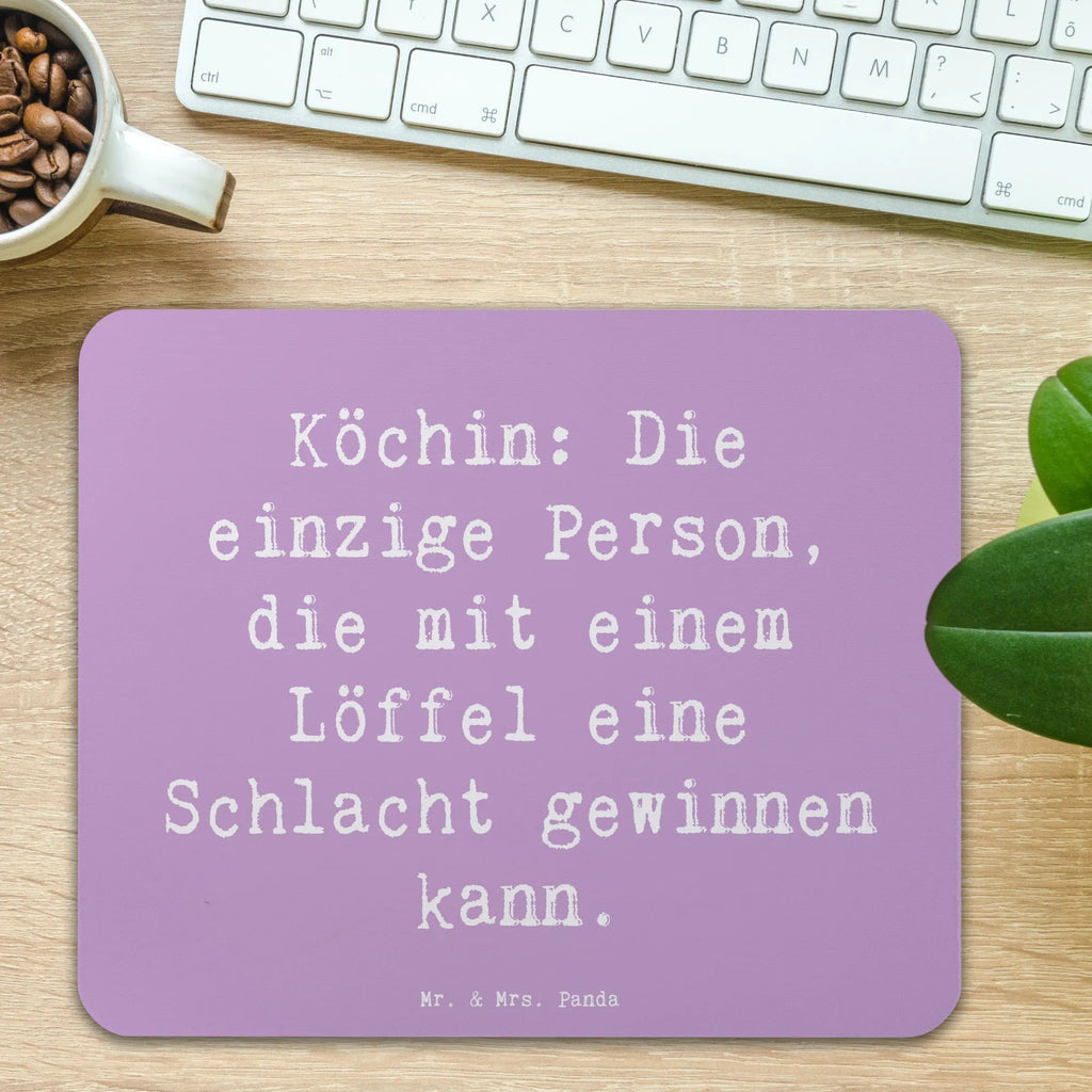 Mauspad Spruch Köchin: Die einzige Person, die mit einem Löffel eine Schlacht gewinnen kann. Mausunterlage, Mauspad Büro, Einzigartiges Mauspad, PC Zubehör, Computer zubehör, Arbeitszimmer, Büroausstattung, Mauspad, Designer Mauspad, Mousepad, Beruf, Ausbildung, Jubiläum, Abschied, Rente, Kollege, Kollegin, Geschenk, Schenken, Arbeitskollege, Mitarbeiter, Firma, Danke, Dankeschön