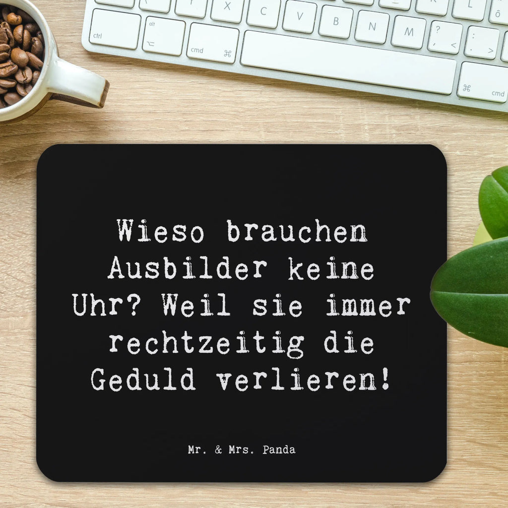 Mauspad Spruch Wieso brauchen Ausbilder keine Uhr? Weil sie immer rechtzeitig die Geduld verlieren! Arbeitszimmer, Computer zubehör, Mauspad Büro, Einzigartiges Mauspad, Mausunterlage, Büroausstattung, PC Zubehör, Designer Mauspad, Mauspad, Mousepad, Beruf, Ausbildung, Jubiläum, Abschied, Rente, Kollege, Kollegin, Geschenk, Schenken, Arbeitskollege, Mitarbeiter, Firma, Danke, Dankeschön