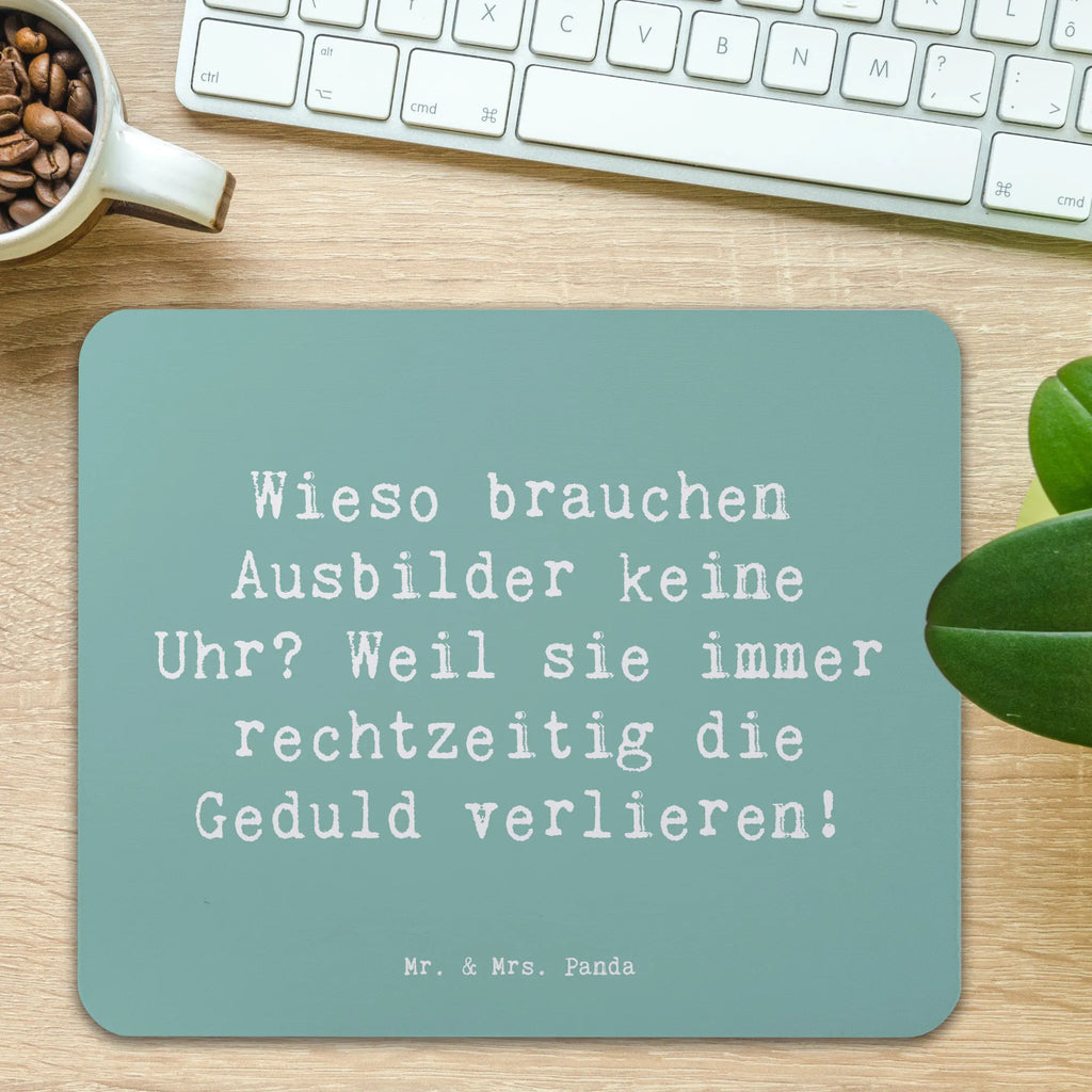 Mauspad Spruch Wieso brauchen Ausbilder keine Uhr? Weil sie immer rechtzeitig die Geduld verlieren! Arbeitszimmer, Computer zubehör, Mauspad Büro, Einzigartiges Mauspad, Mausunterlage, Büroausstattung, PC Zubehör, Designer Mauspad, Mauspad, Mousepad, Beruf, Ausbildung, Jubiläum, Abschied, Rente, Kollege, Kollegin, Geschenk, Schenken, Arbeitskollege, Mitarbeiter, Firma, Danke, Dankeschön