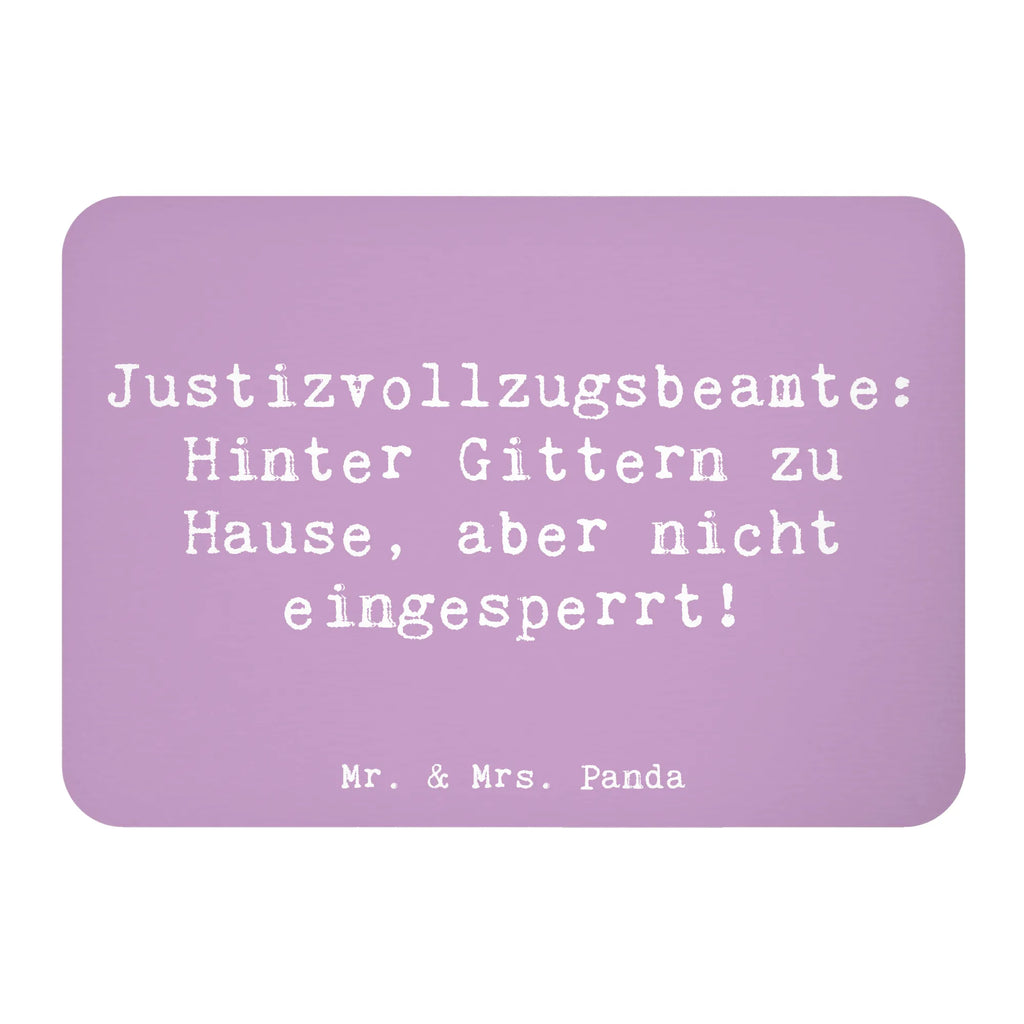 Magnet Spruch Justizvollzugsbeamte: Hinter Gittern zu Hause, aber nicht eingesperrt! Pinnwandmagnet, Motivmagnete, Souvenir Magnet, Kühlschrank Dekoration, Kühlschrankmagnet, Notiz Magnet, Whiteboard Magnet, Dekomagnet, Beruf, Ausbildung, Jubiläum, Abschied, Rente, Kollege, Kollegin, Geschenk, Schenken, Arbeitskollege, Mitarbeiter, Firma, Danke, Dankeschön