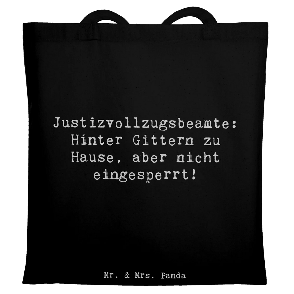 Tragetasche Spruch Justizvollzugsbeamte: Hinter Gittern zu Hause, aber nicht eingesperrt! Jutetasche, Tasche, Tragetasche, Laptoptasche, Einkaufstüte, Stofftasche, Beutel, Umhängetasche, Einkaufstasche, Schultertasche, Badetasche, Beuteltasche, Strandtasche, Jutebeutel, Shopper, Stoffbeutel, Beruf, Ausbildung, Jubiläum, Abschied, Rente, Kollege, Kollegin, Geschenk, Schenken, Arbeitskollege, Mitarbeiter, Firma, Danke, Dankeschön