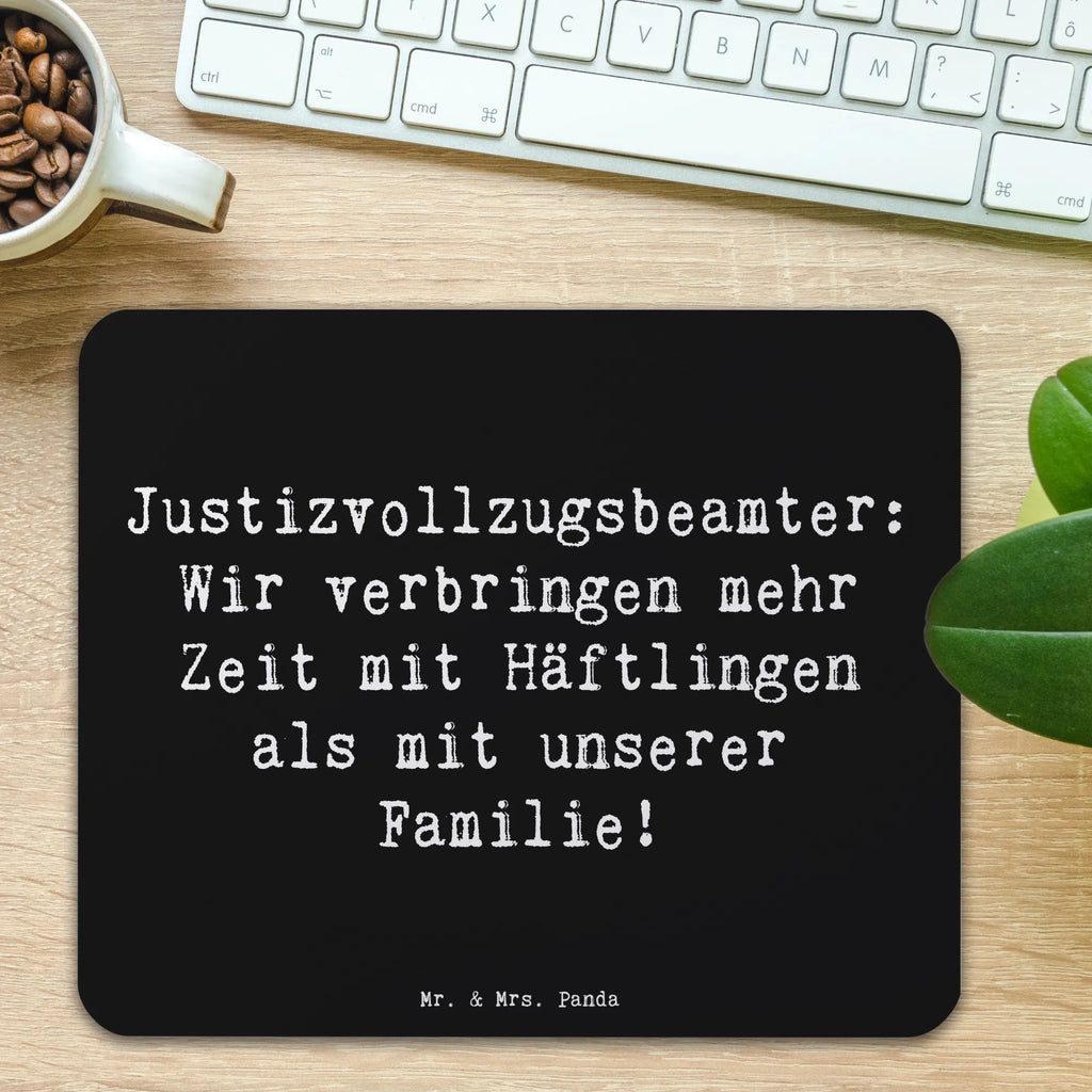 Mauspad Spruch Justizvollzugsbeamter: Wir verbringen mehr Zeit mit Häftlingen als mit unserer Familie! Mausunterlage, Mauspad, Büroausstattung, Arbeitszimmer, Designer Mauspad, Mauspad Büro, Computer zubehör, Mousepad, PC Zubehör, Einzigartiges Mauspad, Beruf, Ausbildung, Jubiläum, Abschied, Rente, Kollege, Kollegin, Geschenk, Schenken, Arbeitskollege, Mitarbeiter, Firma, Danke, Dankeschön