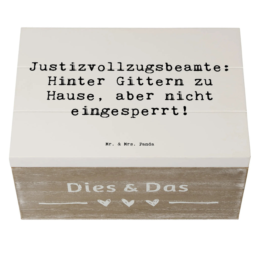 Holzkiste Spruch Justizvollzugsbeamte: Hinter Gittern zu Hause, aber nicht eingesperrt! Truhe, Kiste, XXL, Holzkiste, Geschenkdose, Geschenkbox, Erinnerungsbox, Aufbewahrungsbox, Schatulle, Dekokiste, Erinnerungskiste, Schatzkiste, Beruf, Ausbildung, Jubiläum, Abschied, Rente, Kollege, Kollegin, Geschenk, Schenken, Arbeitskollege, Mitarbeiter, Firma, Danke, Dankeschön