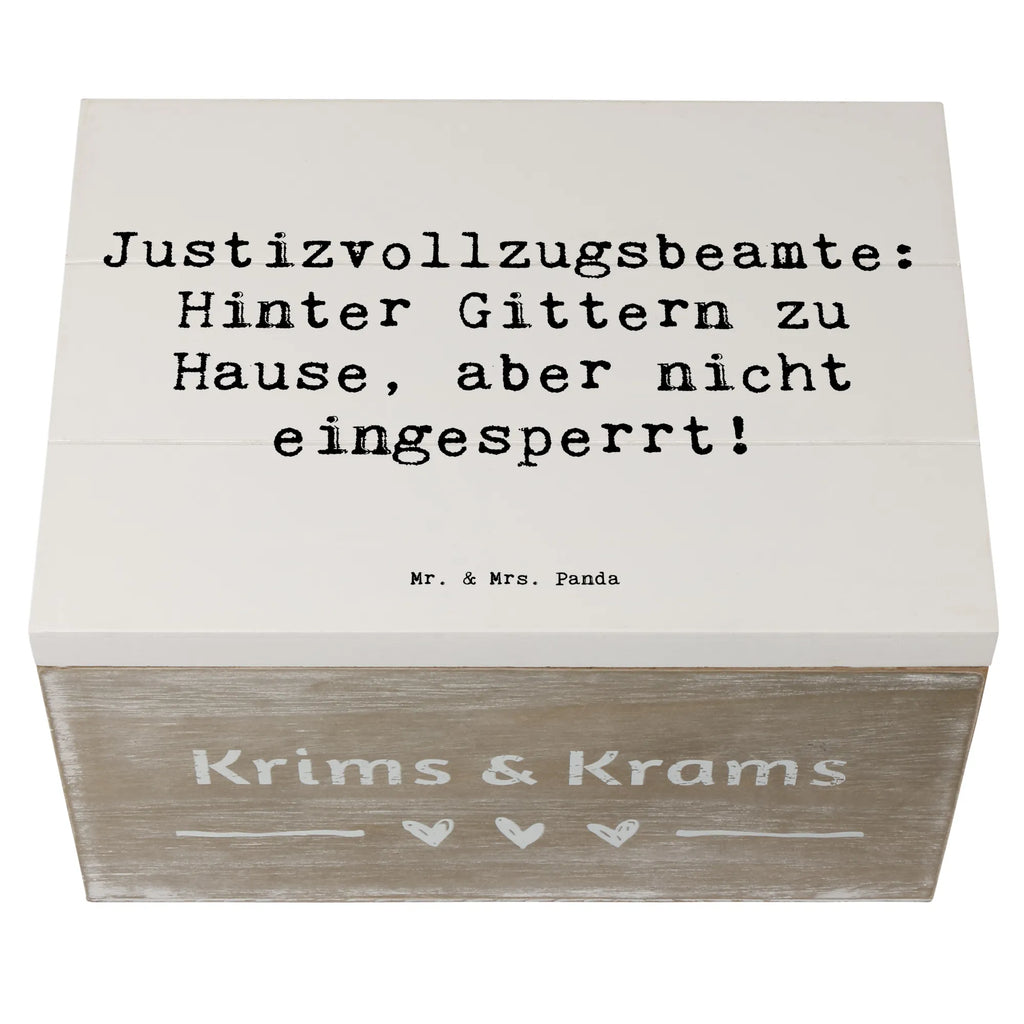 Holzkiste Spruch Justizvollzugsbeamte: Hinter Gittern zu Hause, aber nicht eingesperrt! Truhe, Kiste, XXL, Holzkiste, Geschenkdose, Geschenkbox, Erinnerungsbox, Aufbewahrungsbox, Schatulle, Dekokiste, Erinnerungskiste, Schatzkiste, Beruf, Ausbildung, Jubiläum, Abschied, Rente, Kollege, Kollegin, Geschenk, Schenken, Arbeitskollege, Mitarbeiter, Firma, Danke, Dankeschön