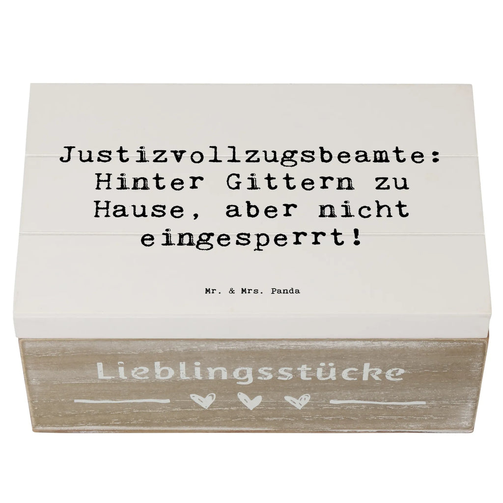 Holzkiste Spruch Justizvollzugsbeamte: Hinter Gittern zu Hause, aber nicht eingesperrt! Truhe, Kiste, XXL, Holzkiste, Geschenkdose, Geschenkbox, Erinnerungsbox, Aufbewahrungsbox, Schatulle, Dekokiste, Erinnerungskiste, Schatzkiste, Beruf, Ausbildung, Jubiläum, Abschied, Rente, Kollege, Kollegin, Geschenk, Schenken, Arbeitskollege, Mitarbeiter, Firma, Danke, Dankeschön