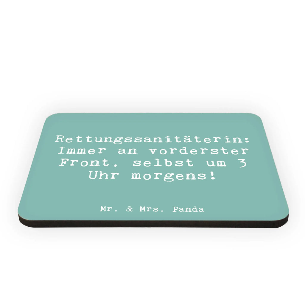 Magnet Saying Rettungssanitäterin: Immer an vorderster Front, selbst um 3 Uhr morgens! Whiteboard Magnet, Pinnwandmagnet, Dekomagnet, Notiz Magnet, Kühlschrankmagnet, Souvenir Magnet, Motivmagnete, Kühlschrank Dekoration, Beruf, Ausbildung, Jubiläum, Abschied, Rente, Kollege, Kollegin, Geschenk, Schenken, Arbeitskollege, Mitarbeiter, Firma, Danke, Dankeschön