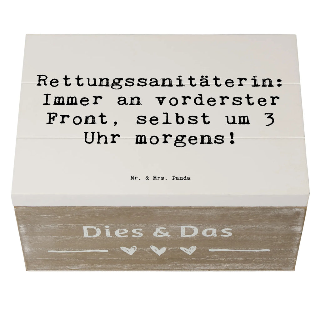 Holzkiste Spruch Rettungssanitäterin: Immer an vorderster Front, selbst um 3 Uhr morgens! Schatulle, Kiste, Erinnerungsbox, Geschenkdose, Dekokiste, Truhe, Holzkiste, Erinnerungskiste, XXL, Geschenkbox, Schatzkiste, Aufbewahrungsbox, Beruf, Ausbildung, Jubiläum, Abschied, Rente, Kollege, Kollegin, Geschenk, Schenken, Arbeitskollege, Mitarbeiter, Firma, Danke, Dankeschön