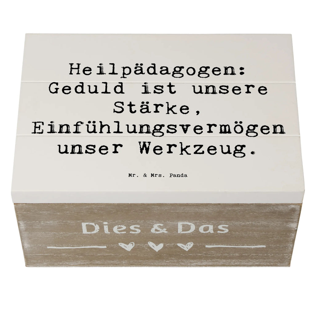 Wooden chest Saying Heilpädagogen: Geduld ist unsere Stärke, Einfühlungsvermögen unser Werkzeug. XXL, Geschenkbox, Schatulle, Dekokiste, Erinnerungsbox, Truhe, Aufbewahrungsbox, Kiste, Schatzkiste, Erinnerungskiste, Holzkiste, Geschenkdose, Beruf, Ausbildung, Jubiläum, Abschied, Rente, Kollege, Kollegin, Geschenk, Schenken, Arbeitskollege, Mitarbeiter, Firma, Danke, Dankeschön