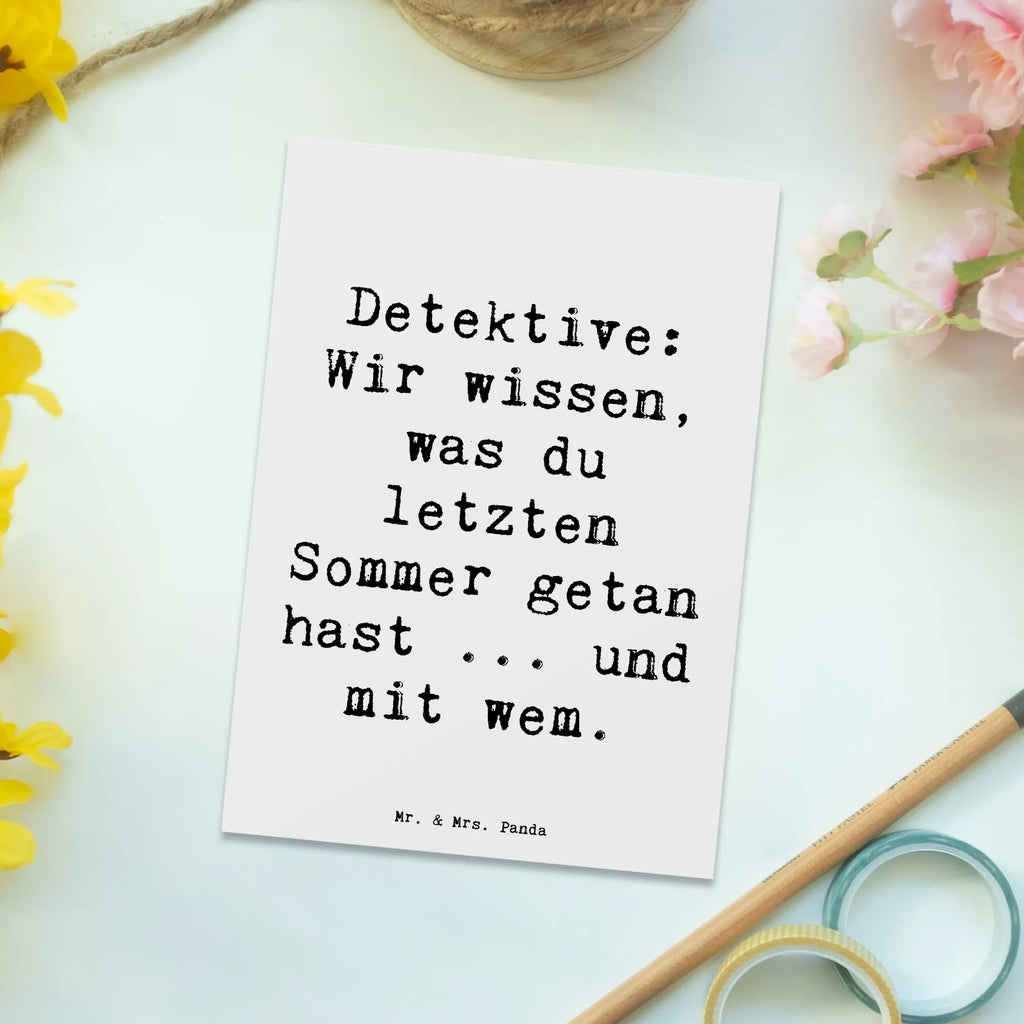 Postcard Saying Detektive: Wir wissen, was du letzten Sommer getan hast ... und mit wem. Ansichtskarte, Einladung, Einladungskarten Geburtstag, Karte, Geburtstagskarte, Einladung Geburtstag, Geschenkkarte, Ansichtskarten, Einladungskarte, Postkarte, Grußkarte, Dankeskarte, Beruf, Ausbildung, Jubiläum, Abschied, Rente, Kollege, Kollegin, Geschenk, Schenken, Arbeitskollege, Mitarbeiter, Firma, Danke, Dankeschön