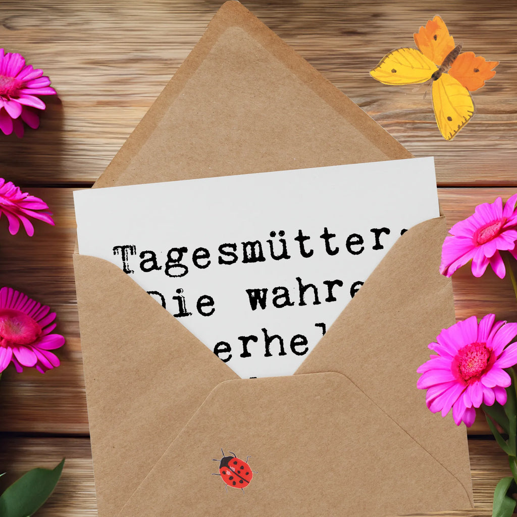 Deluxe Karte Spruch Tagesmutter Superheld Hochzeitskarte, Karte, Glückwunschkarte, Klappkarte, Einladungskarte, Hochwertige Grußkarte, Grußkarte, Hochwertige Klappkarte, Geburtstagskarte, Beruf, Ausbildung, Jubiläum, Abschied, Rente, Kollege, Kollegin, Geschenk, Schenken, Arbeitskollege, Mitarbeiter, Firma, Danke, Dankeschön