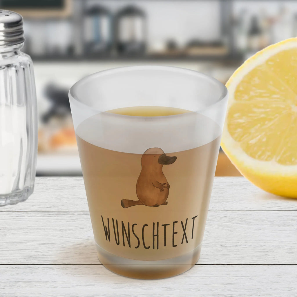 Personalisiertes Schnapsglas Schnabeltier Mut Schnapsgläser personalisiert, Schnapsglas Geschenk, Shot Gläser personalisieren, Schnapsglas zum Umhängen mit Namen, Schnapsglas Hochzeit, Personalisiertes Schnapsglas, Schnapsglas personalisieren, Schnapsglas mit Namen, personalisierte Schnapsgläser, personalisierte Pinnchen, Schnapsglas mit Name, Meerestiere, Meer, Urlaub, Lebensweisheit, Arbeit, Neustart, Neuanfang, Training, Schnabeltier, Raodtrip, Mut, Motivation, mutig, Schnabeltiere, Weltreise, Büro