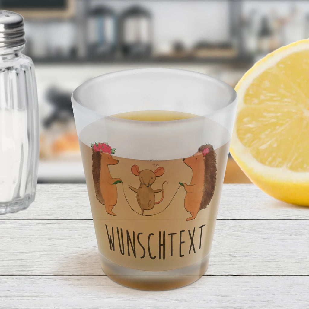 Personalisiertes Schnapsglas Igel Seilhüpfen Personalisiertes Schnapsglas, Schnapsglas personalisieren, Schnapsglas Hochzeit, Shot Gläser personalisieren, Schnapsgläser personalisiert, personalisierte Schnapsgläser, Schnapsglas mit Namen, Schnapsglas Geschenk, Schnapsglas zum Umhängen mit Namen, personalisierte Pinnchen, Schnapsglas mit Name, Tiermotive, Gute Laune, lustige Sprüche, Tiere, Maus, Igel, Kindergarten, Seilspringen, Kinder, Seilhüpfen