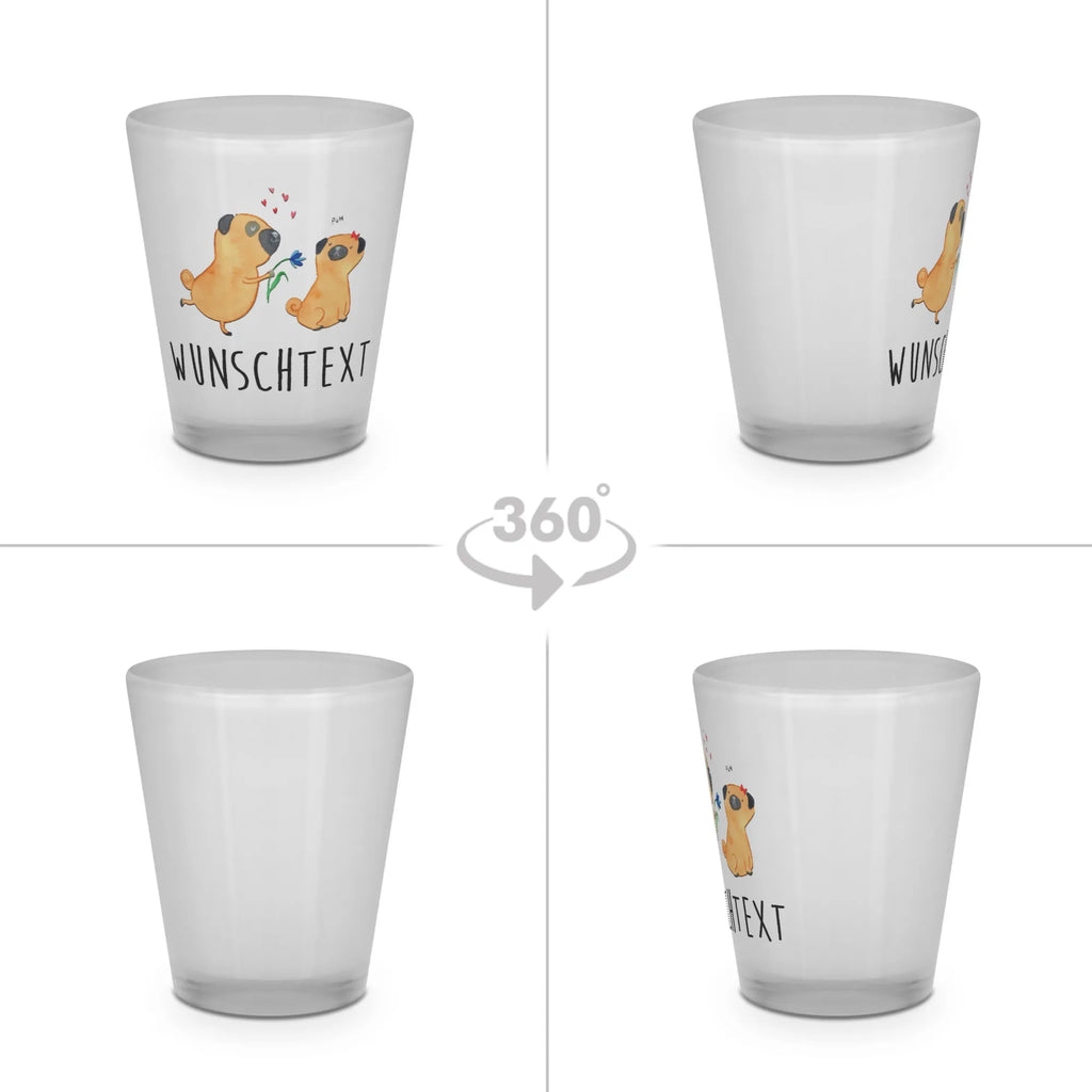 Personalisiertes Schnapsglas Mops Verliebt Shot Gläser personalisieren, Schnapsglas personalisieren, Schnapsglas zum Umhängen mit Namen, personalisierte Pinnchen, Personalisiertes Schnapsglas, Schnapsglas mit Namen, Schnapsglas mit Name, personalisierte Schnapsgläser, Schnapsglas Geschenk, Schnapsglas Hochzeit, Schnapsgläser personalisiert, Hund, Hundemotiv, Haustier, Hunderasse, Tierliebhaber, Hundebesitzer, Sprüche, Partner, Liebe, Hundeliebe, Mops, Geschenk Freund, Liebesspruch. Verlobt, verliebt, Möpse