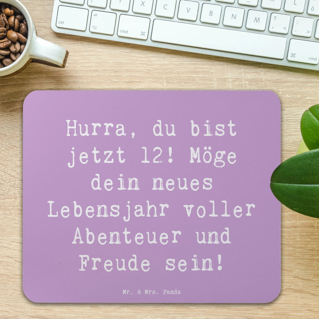 Mouse mat Saying Hurra, du bist jetzt 12! Möge dein neues Lebensjahr voller Abenteuer und Freude sein! Mauspad Büro, Büroausstattung, Mousepad, Mauspad, Mausunterlage, Einzigartiges Mauspad, Computer zubehör, Designer Mauspad, Arbeitszimmer, PC Zubehör, Geburtstag, Geburtstagsgeschenk, Geschenk
