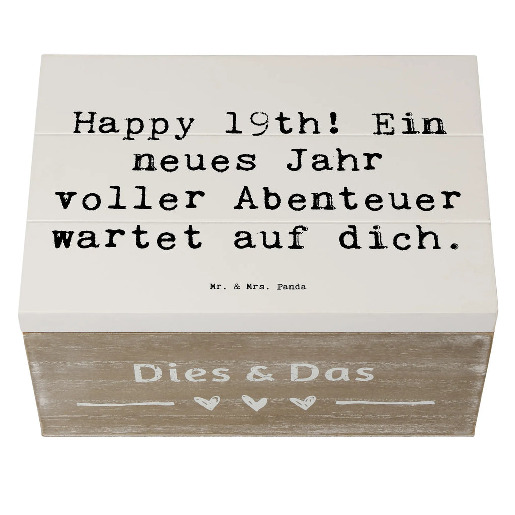 Wooden chest Saying Happy 19th! Ein neues Jahr voller Abenteuer wartet auf dich. Erinnerungskiste, Holzkiste, Geschenkdose, Schatzkiste, Schatulle, Geschenkbox, Truhe, Aufbewahrungsbox, Dekokiste, XXL, Erinnerungsbox, Kiste, Geburtstag, Geburtstagsgeschenk, Geschenk