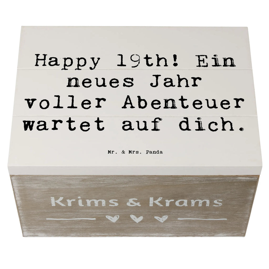 Wooden chest Saying Happy 19th! Ein neues Jahr voller Abenteuer wartet auf dich. Erinnerungskiste, Holzkiste, Geschenkdose, Schatzkiste, Schatulle, Geschenkbox, Truhe, Aufbewahrungsbox, Dekokiste, XXL, Erinnerungsbox, Kiste, Geburtstag, Geburtstagsgeschenk, Geschenk