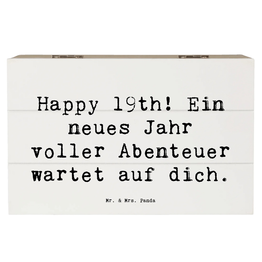 Wooden chest Saying Happy 19th! Ein neues Jahr voller Abenteuer wartet auf dich. Erinnerungskiste, Holzkiste, Geschenkdose, Schatzkiste, Schatulle, Geschenkbox, Truhe, Aufbewahrungsbox, Dekokiste, XXL, Erinnerungsbox, Kiste, Geburtstag, Geburtstagsgeschenk, Geschenk