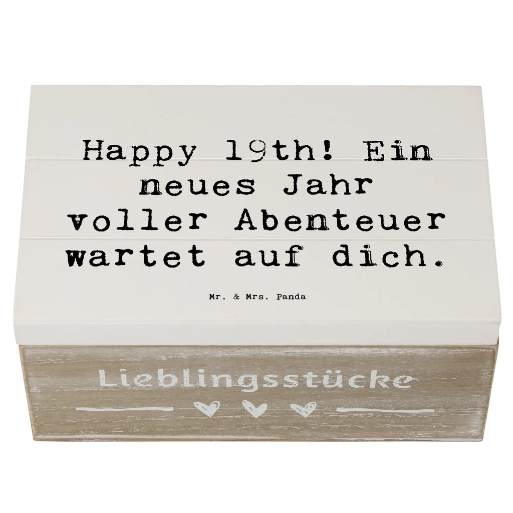 Wooden chest Saying Happy 19th! Ein neues Jahr voller Abenteuer wartet auf dich. Erinnerungskiste, Holzkiste, Geschenkdose, Schatzkiste, Schatulle, Geschenkbox, Truhe, Aufbewahrungsbox, Dekokiste, XXL, Erinnerungsbox, Kiste, Geburtstag, Geburtstagsgeschenk, Geschenk