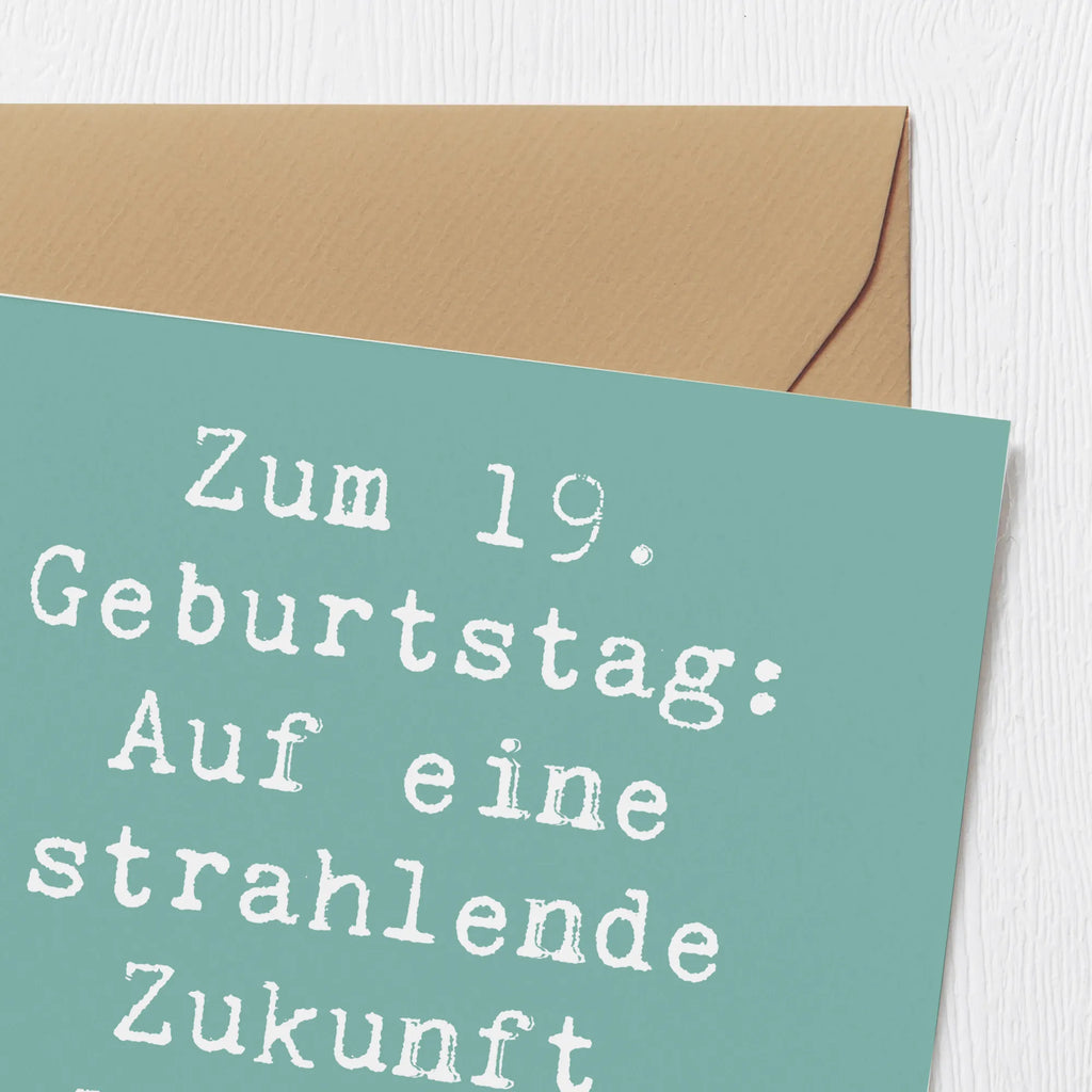 Deluxe Card Saying Zum 19. Geburtstag: Auf eine strahlende Zukunft voller Glück und Erfolg! Hochzeitskarte, Hochwertige Klappkarte, Geburtstagskarte, Grußkarte, Hochwertige Grußkarte, Einladungskarte, Karte, Klappkarte, Glückwunschkarte, Geburtstag, Geburtstagsgeschenk, Geschenk