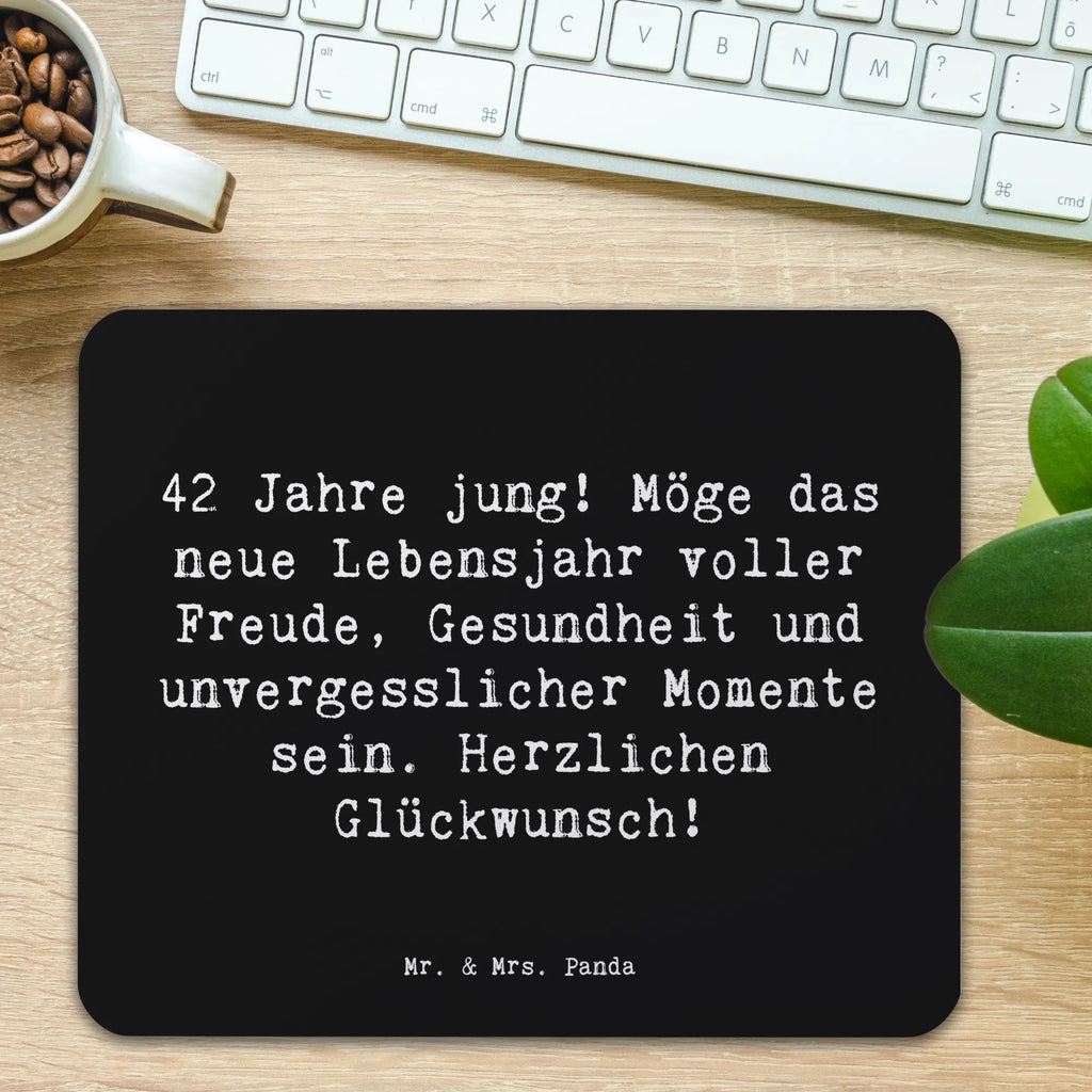 Mouse mat Saying 42 Jahre jung! Möge das neue Lebensjahr voller Freude, Gesundheit und unvergesslicher Momente sein. Herzlichen Glückwunsch! Arbeitszimmer, Mauspad Büro, Einzigartiges Mauspad, Computer zubehör, Mauspad, Mausunterlage, Mousepad, Designer Mauspad, PC Zubehör, Büroausstattung, Geburtstag, Geburtstagsgeschenk, Geschenk