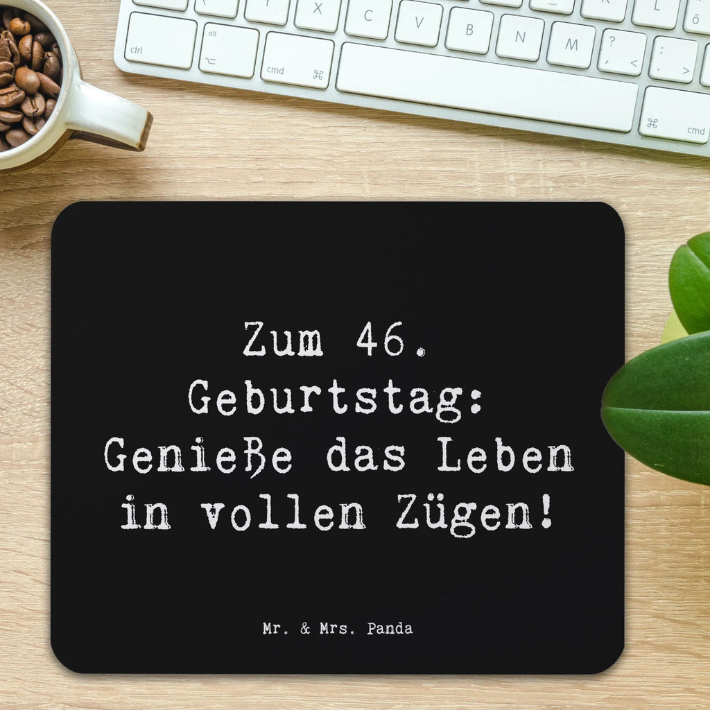 Mouse mat Saying Zum 46. Geburtstag: Genieße das Leben in vollen Zügen! Mauspad Büro, Mauspad, Arbeitszimmer, PC Zubehör, Designer Mauspad, Mausunterlage, Einzigartiges Mauspad, Mousepad, Büroausstattung, Computer zubehör, Geburtstag, Geburtstagsgeschenk, Geschenk