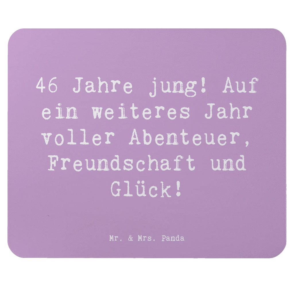 Mouse mat Saying 46 Jahre jung! Auf ein weiteres Jahr voller Abenteuer, Freundschaft und Glück! Arbeitszimmer, Computer zubehör, Mauspad, Einzigartiges Mauspad, Designer Mauspad, PC Zubehör, Mausunterlage, Büroausstattung, Mauspad Büro, Mousepad, Geburtstag, Geburtstagsgeschenk, Geschenk