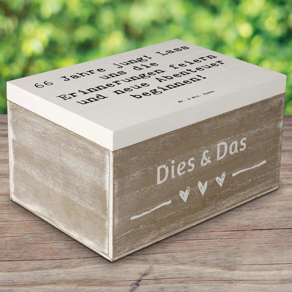 Wooden chest Saying 66 Jahre jung! Lass uns die Erinnerungen feiern und neue Abenteuer beginnen! Schatzkiste, Holzkiste, Kiste, Truhe, Geschenkdose, Erinnerungsbox, Erinnerungskiste, Dekokiste, Aufbewahrungsbox, Schatulle, XXL, Geschenkbox, Geburtstag, Geburtstagsgeschenk, Geschenk