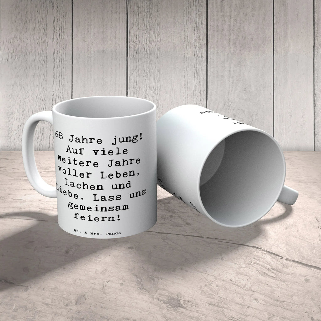 Mug Saying 68 Jahre jung! Auf viele weitere Jahre voller Leben, Lachen und Liebe. Lass uns gemeinsam feiern! Tasse mit Motiven, Keramiktasse, Porzellantasse, Tasse, Teetasse, Geschenktasse, Tasse mit Zitaten, Kaffeetasse, Bürotasse, Geburtstag, Geburtstagsgeschenk, Geschenk