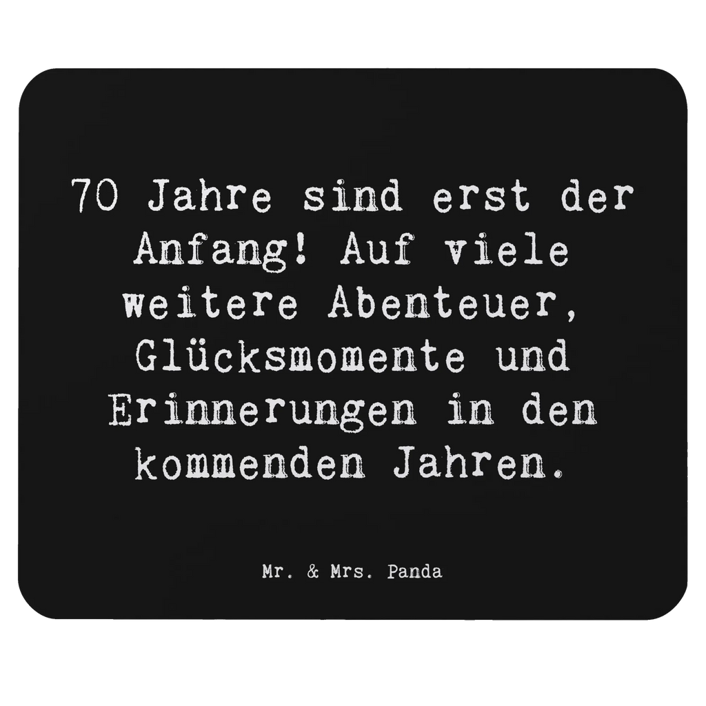 Mouse mat Saying 70 Jahre sind erst der Anfang! Auf viele weitere Abenteuer, Glücksmomente und Erinnerungen in den kommenden Jahren. Büroausstattung, Mauspad Büro, Computer zubehör, Designer Mauspad, Mausunterlage, Mousepad, Mauspad, Arbeitszimmer, PC Zubehör, Einzigartiges Mauspad, Geburtstag, Geburtstagsgeschenk, Geschenk