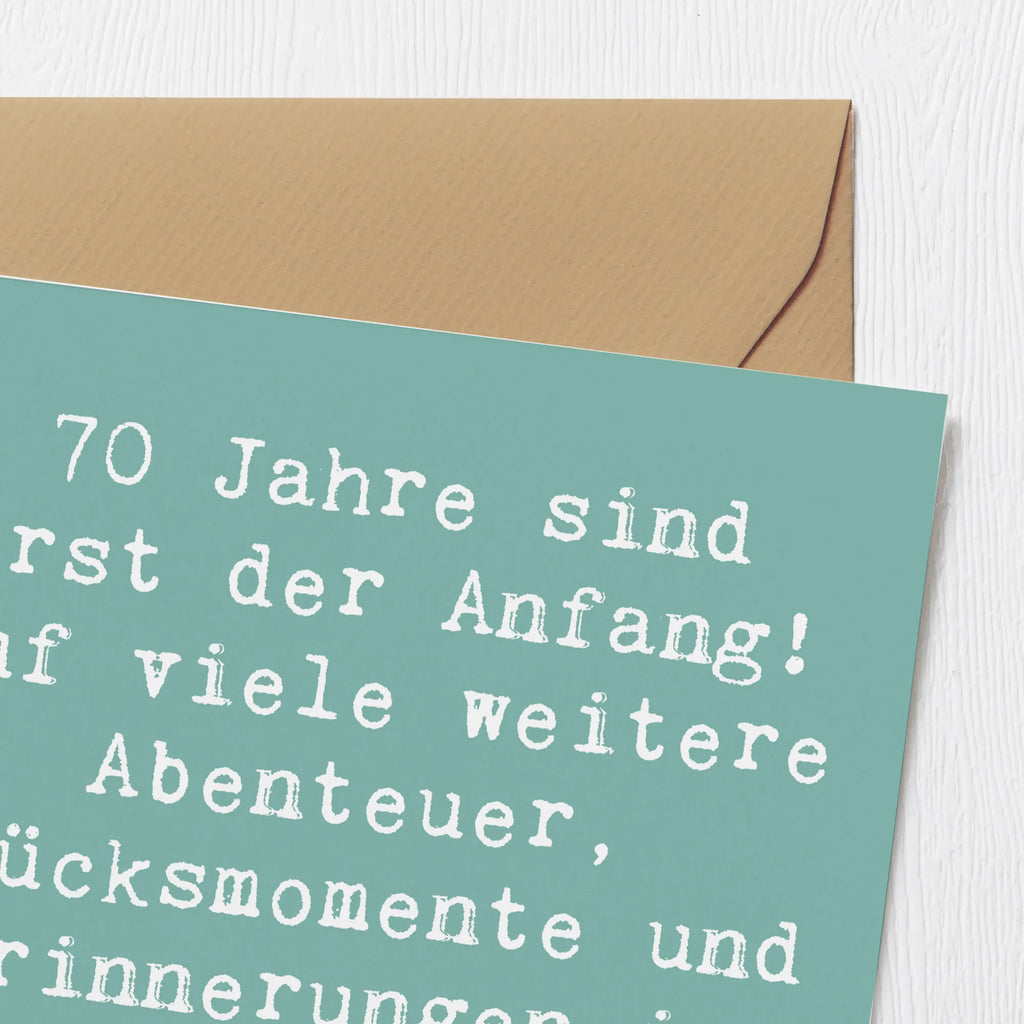 Deluxe Card Saying 70 Jahre sind erst der Anfang! Auf viele weitere Abenteuer, Glücksmomente und Erinnerungen in den kommenden Jahren. Hochzeitskarte, Geburtstagskarte, Klappkarte, Grußkarte, Hochwertige Grußkarte, Glückwunschkarte, Hochwertige Klappkarte, Karte, Einladungskarte, Geburtstag, Geburtstagsgeschenk, Geschenk