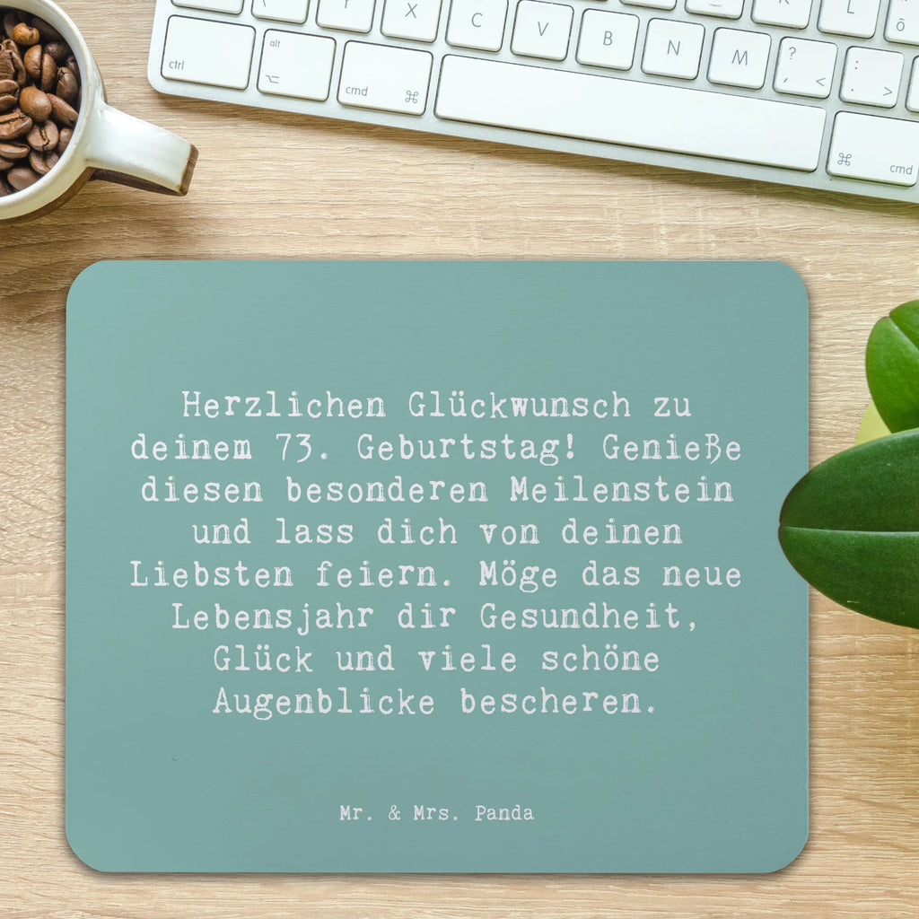Mouse mat Saying Herzlichen Glückwunsch zu deinem 73. Geburtstag! Genieße diesen besonderen Meilenstein und lass dich von deinen Liebsten feiern. Möge das neue Lebensjahr dir Gesundheit, Glück und viele schöne Augenblicke bescheren. Mauspad, Büroausstattung, Designer Mauspad, Mausunterlage, Einzigartiges Mauspad, Mousepad, PC Zubehör, Mauspad Büro, Arbeitszimmer, Computer zubehör, Geburtstag, Geburtstagsgeschenk, Geschenk
