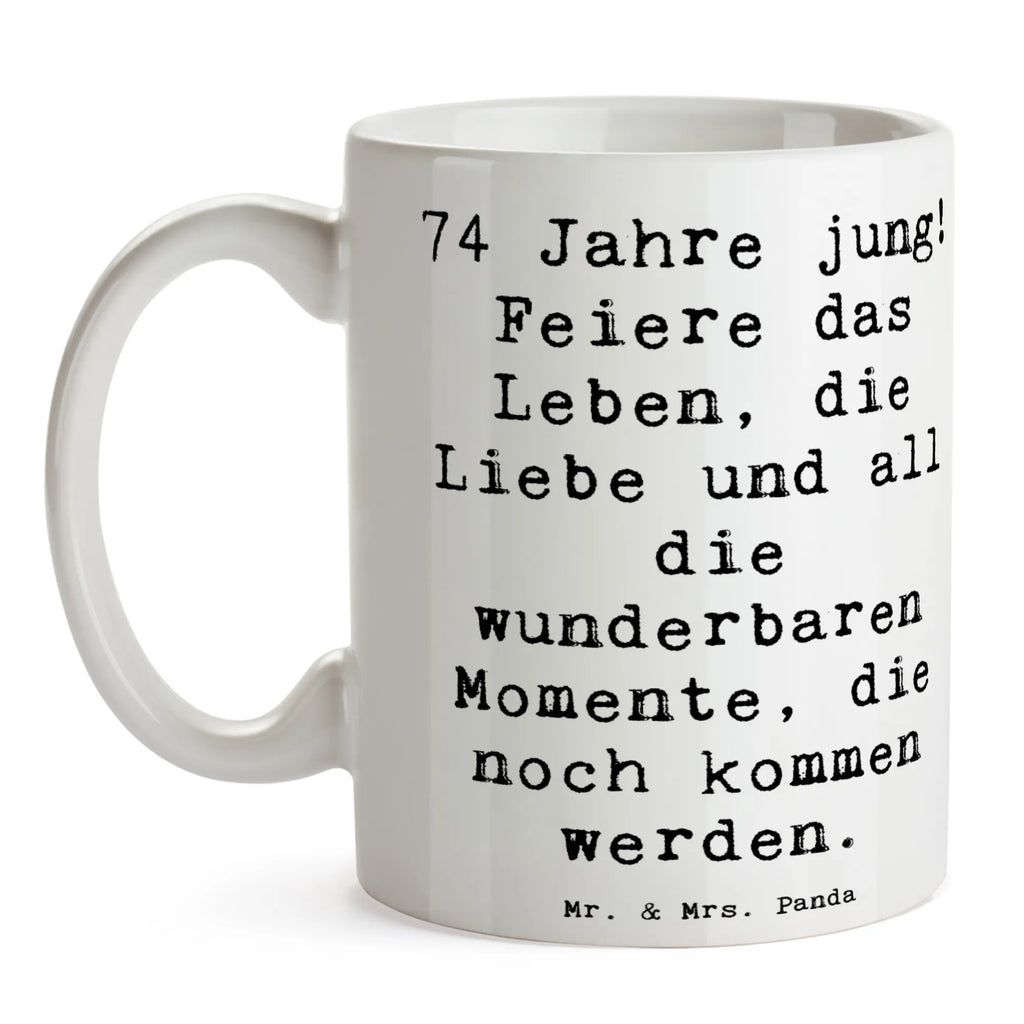 Mug Saying 74 Jahre jung! Feiere das Leben, die Liebe und all die wunderbaren Momente, die noch kommen werden. Teetasse, Tasse, Keramiktasse, Tasse mit Zitaten, Bürotasse, Porzellantasse, Geschenktasse, Kaffeetasse, Tasse mit Motiven, Geburtstag, Geburtstagsgeschenk, Geschenk
