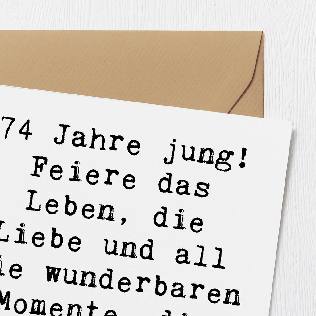 Deluxe Card Saying 74 Jahre jung! Feiere das Leben, die Liebe und all die wunderbaren Momente, die noch kommen werden. Einladungskarte, Klappkarte, Hochwertige Klappkarte, Karte, Hochwertige Grußkarte, Hochzeitskarte, Geburtstagskarte, Grußkarte, Glückwunschkarte, Geburtstag, Geburtstagsgeschenk, Geschenk