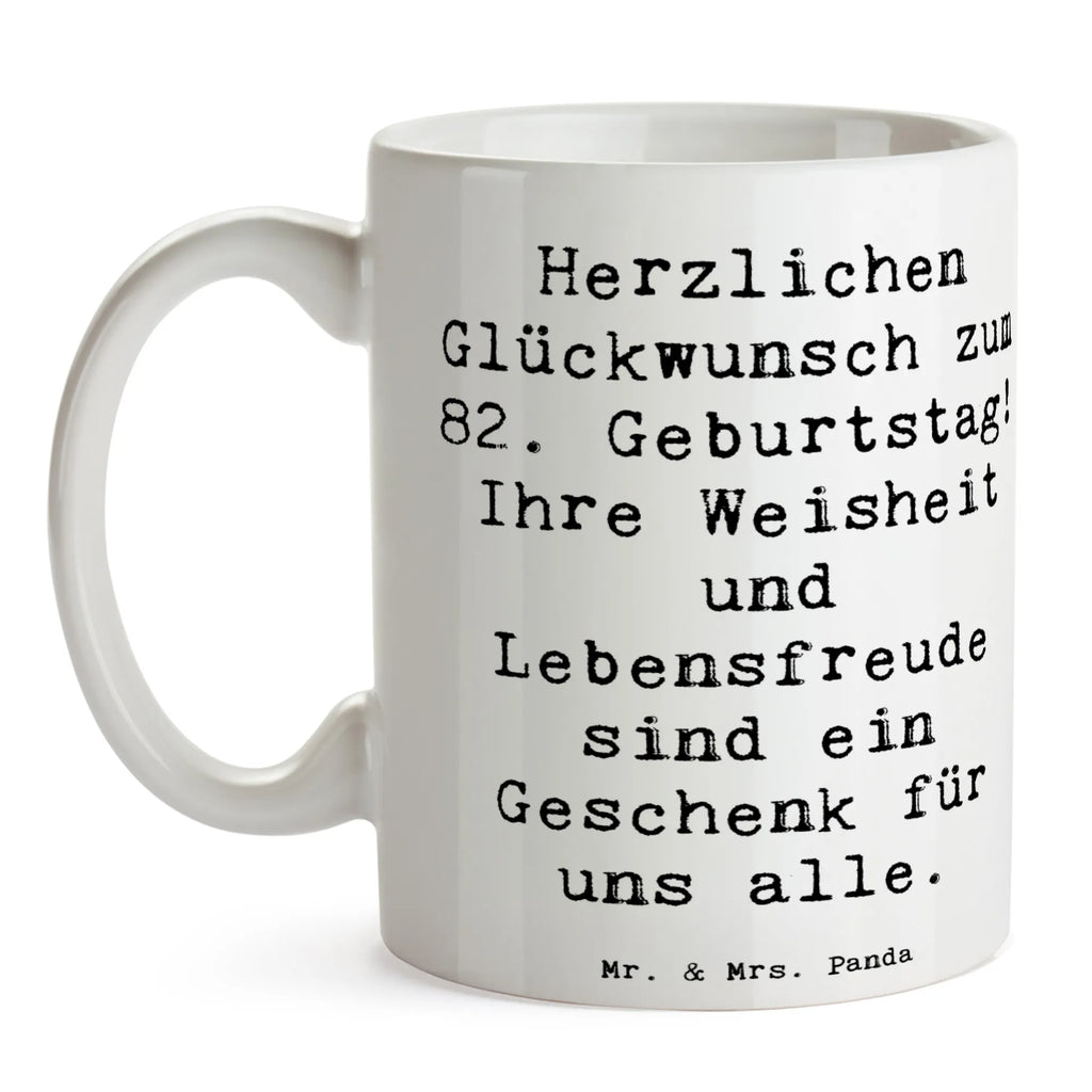 Mug Saying Herzlichen Glückwunsch zum 82. Geburtstag! Ihre Weisheit und Lebensfreude sind ein Geschenk für uns alle. Keramiktasse, Teetasse, Bürotasse, Tasse, Kaffeetasse, Porzellantasse, Geschenktasse, Tasse mit Motiven, Tasse mit Zitaten, Geburtstag, Geburtstagsgeschenk, Geschenk