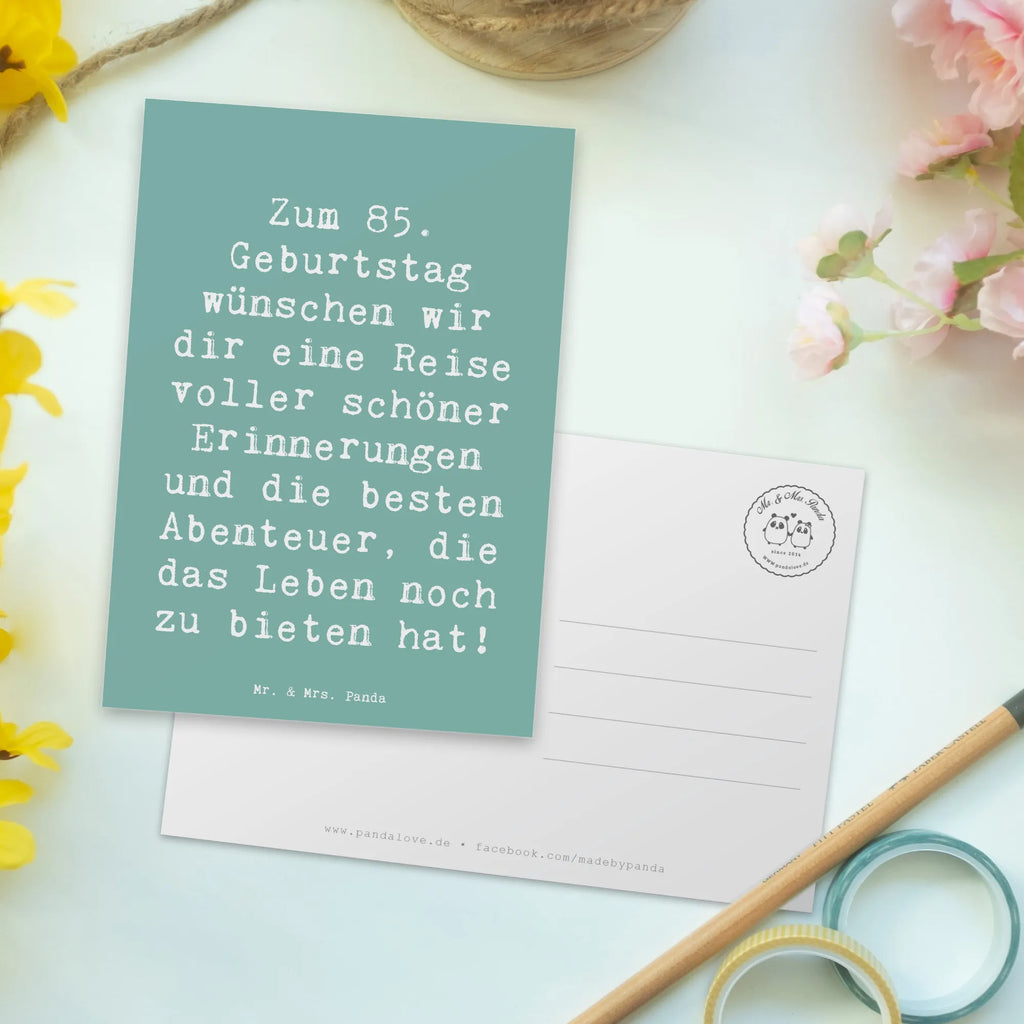 Postcard Saying Zum 85. Geburtstag wünschen wir dir eine Reise voller schöner Erinnerungen und die besten Abenteuer, die das Leben noch zu bieten hat! Postkarte, Einladungskarte, Karte, Grußkarte, Ansichtskarte, Geschenkkarte, Einladung, Dankeskarte, Ansichtskarten, Geburtstagskarte, Einladungskarten Geburtstag, Einladung Geburtstag, Geburtstag, Geburtstagsgeschenk, Geschenk