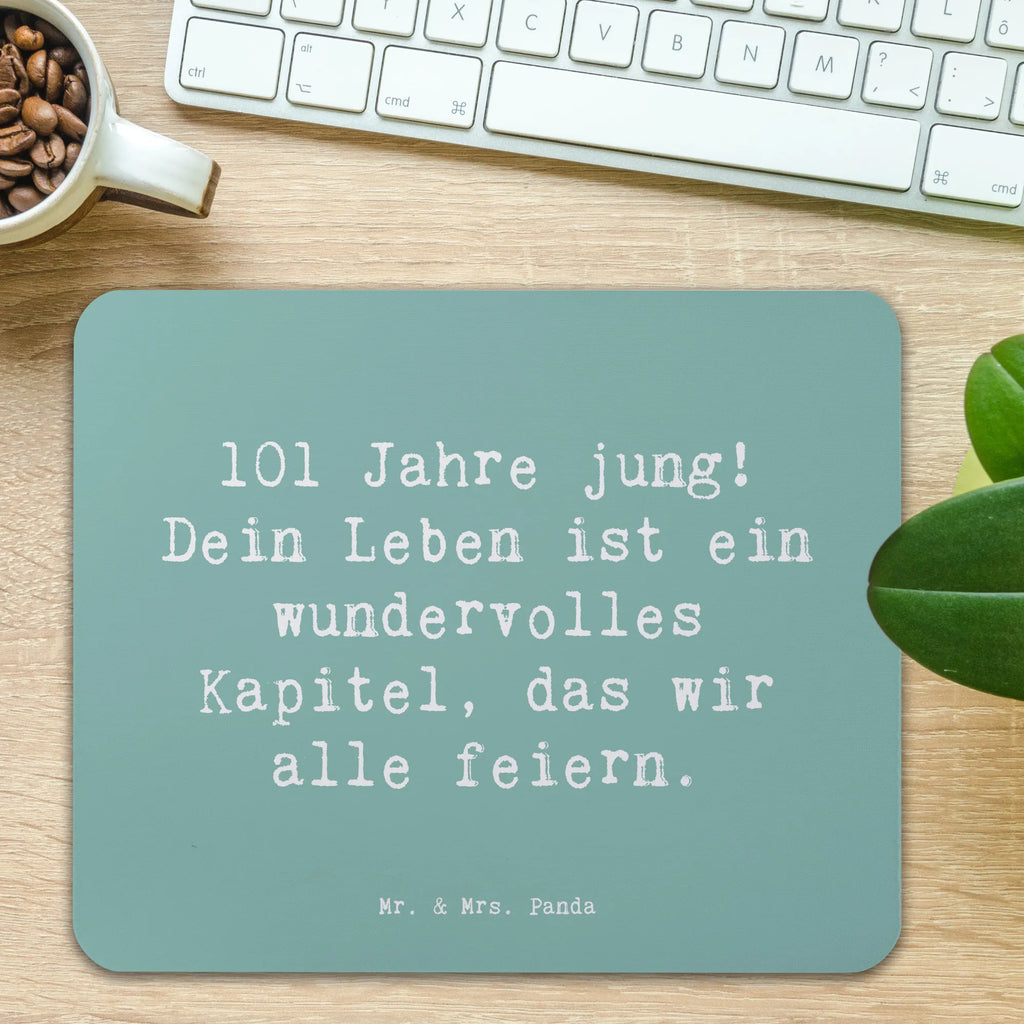 Mouse mat Saying 101 Jahre jung! Dein Leben ist ein wundervolles Kapitel, das wir alle feiern. Arbeitszimmer, PC Zubehör, Mausunterlage, Mousepad, Mauspad, Einzigartiges Mauspad, Computer zubehör, Designer Mauspad, Mauspad Büro, Büroausstattung, Geburtstag, Geburtstagsgeschenk, Geschenk