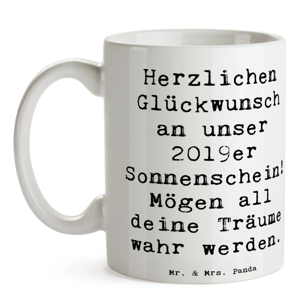 Mug Saying Herzlichen Glückwunsch an unser 2019er Sonnenschein! Mögen all deine Träume wahr werden. Bürotasse, Geschenktasse, Tasse mit Zitaten, Porzellantasse, Tasse, Keramiktasse, Tasse mit Motiven, Kaffeetasse, Teetasse, Geburtstag, Geburtstagsgeschenk, Geschenk