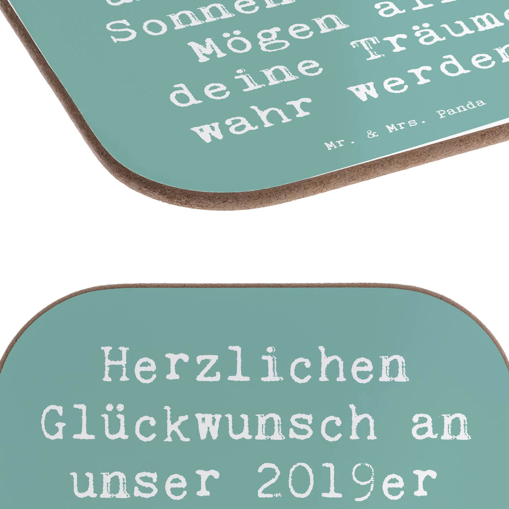 Square coaster Saying Herzlichen Glückwunsch an unser 2019er Sonnenschein! Mögen all deine Träume wahr werden. Korkuntersetzer, Untersetzer Design, Untersetzer, Glasuntersetzer, Untersetzer aus Holz, Tassen Untersetzer, Getränkeuntersetzer, Bierdeckel, Holzuntersetzer, Untersetzer Gläser, Untersetzer Holz, Untersetzer für Gläser, Geburtstag, Geburtstagsgeschenk, Geschenk
