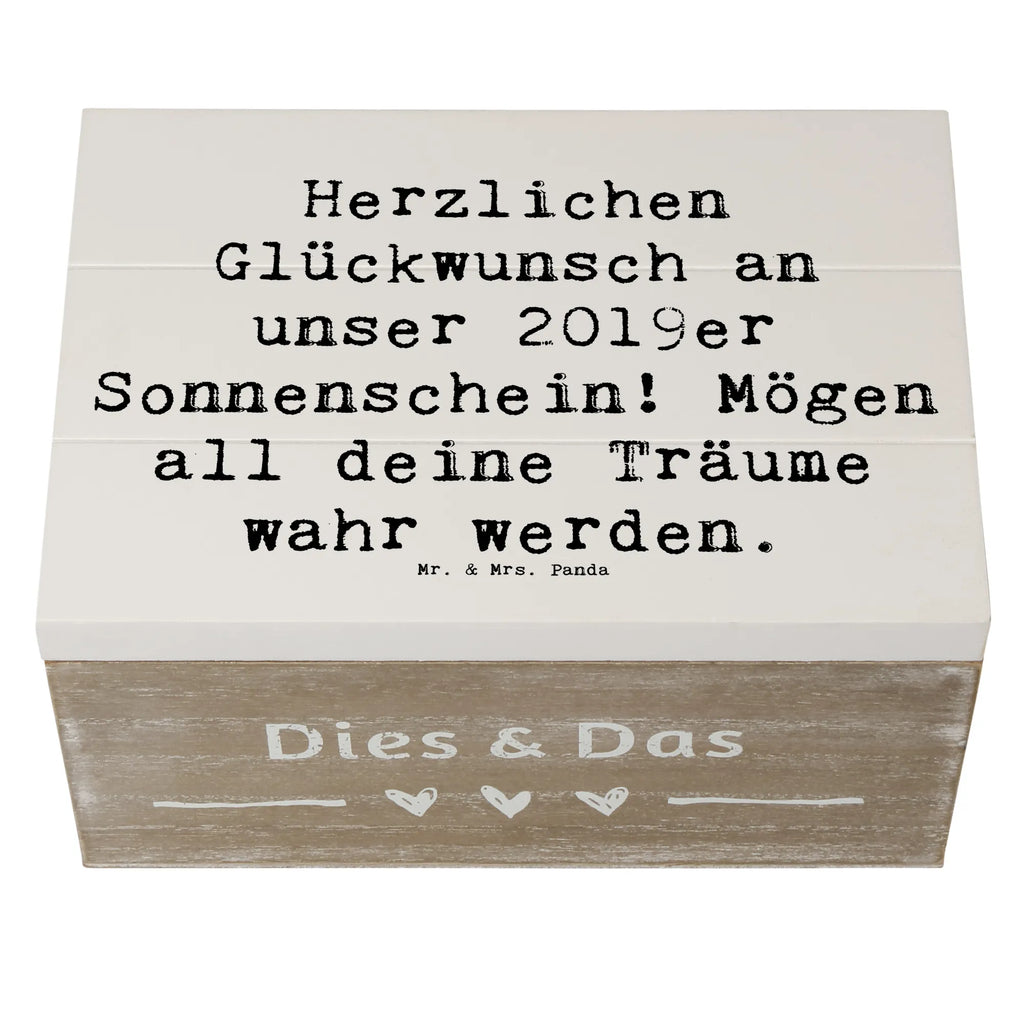 Wooden chest Saying Herzlichen Glückwunsch an unser 2019er Sonnenschein! Mögen all deine Träume wahr werden. Schatzkiste, Kiste, Dekokiste, Holzkiste, Geschenkdose, XXL, Aufbewahrungsbox, Schatulle, Erinnerungskiste, Erinnerungsbox, Truhe, Geschenkbox, Geburtstag, Geburtstagsgeschenk, Geschenk