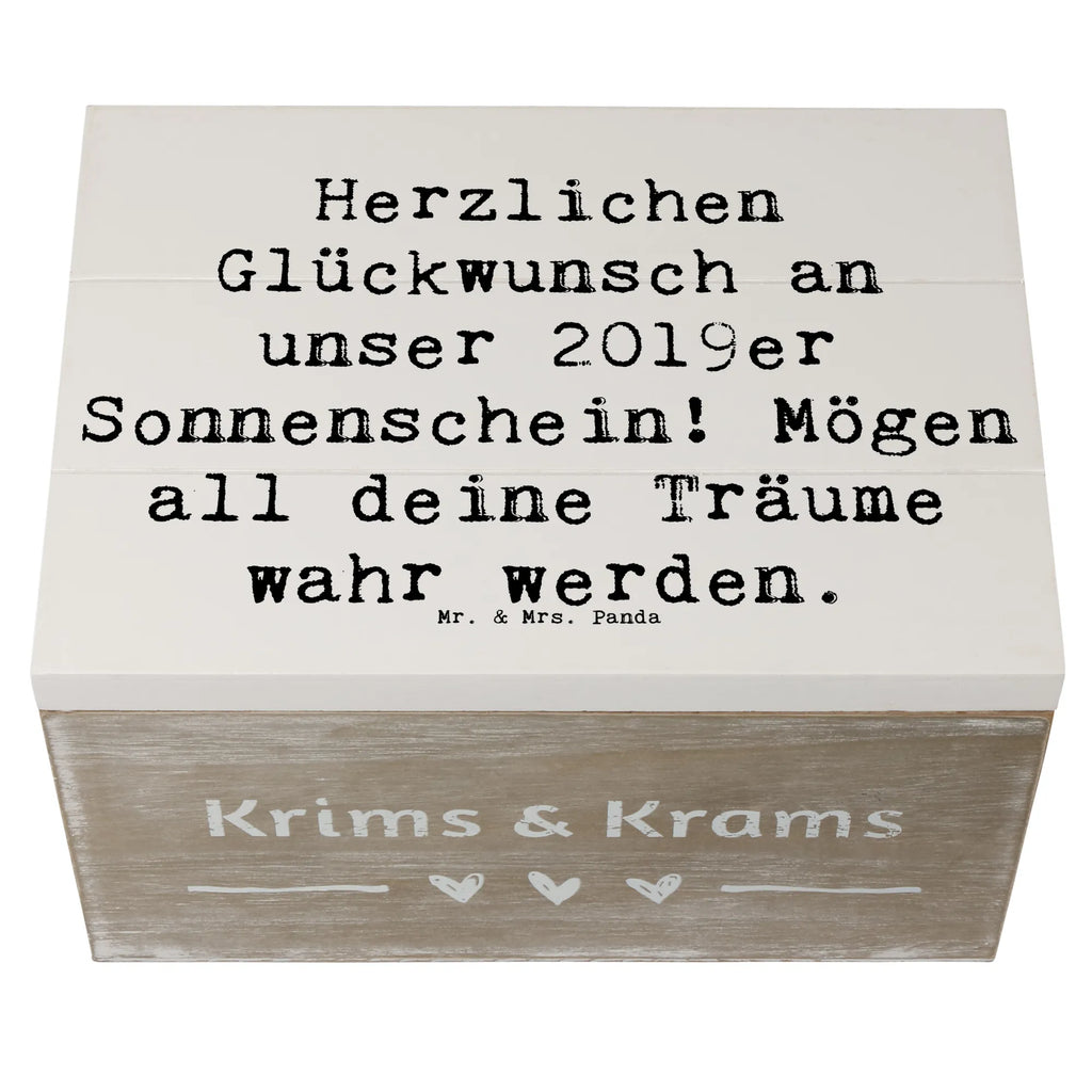 Wooden chest Saying Herzlichen Glückwunsch an unser 2019er Sonnenschein! Mögen all deine Träume wahr werden. Schatzkiste, Kiste, Dekokiste, Holzkiste, Geschenkdose, XXL, Aufbewahrungsbox, Schatulle, Erinnerungskiste, Erinnerungsbox, Truhe, Geschenkbox, Geburtstag, Geburtstagsgeschenk, Geschenk
