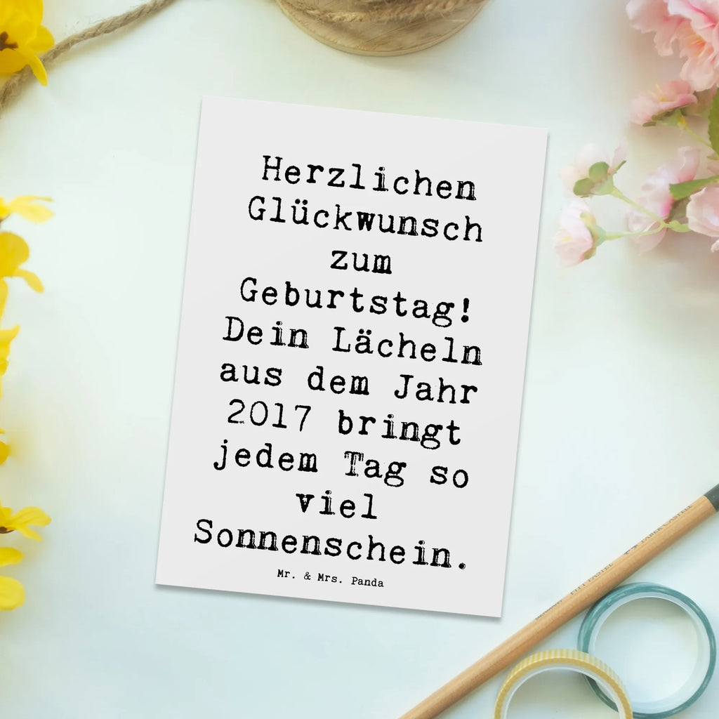 Postcard Saying Herzlichen Glückwunsch zum Geburtstag! Dein Lächeln aus dem Jahr 2017 bringt jedem Tag so viel Sonnenschein. Einladung, Karte, Geschenkkarte, Einladungskarte, Ansichtskarten, Postkarte, Dankeskarte, Einladung Geburtstag, Einladungskarten Geburtstag, Ansichtskarte, Grußkarte, Geburtstagskarte, Geburtstag, Geburtstagsgeschenk, Geschenk