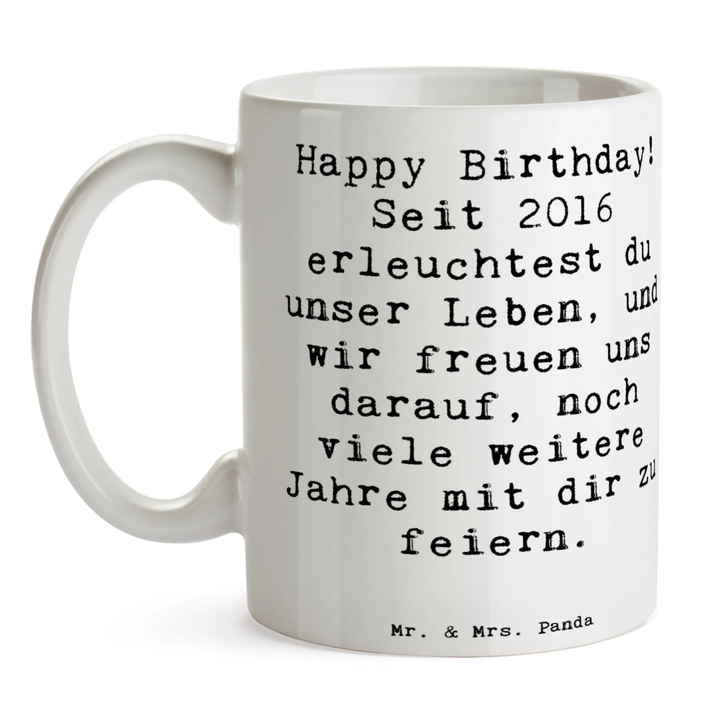 Mug Saying Happy Birthday! Seit 2016 erleuchtest du unser Leben, und wir freuen uns darauf, noch viele weitere Jahre mit dir zu feiern. Geschenktasse, Teetasse, Tasse mit Motiven, Bürotasse, Keramiktasse, Porzellantasse, Kaffeetasse, Tasse, Tasse mit Zitaten, Geburtstag, Geburtstagsgeschenk, Geschenk