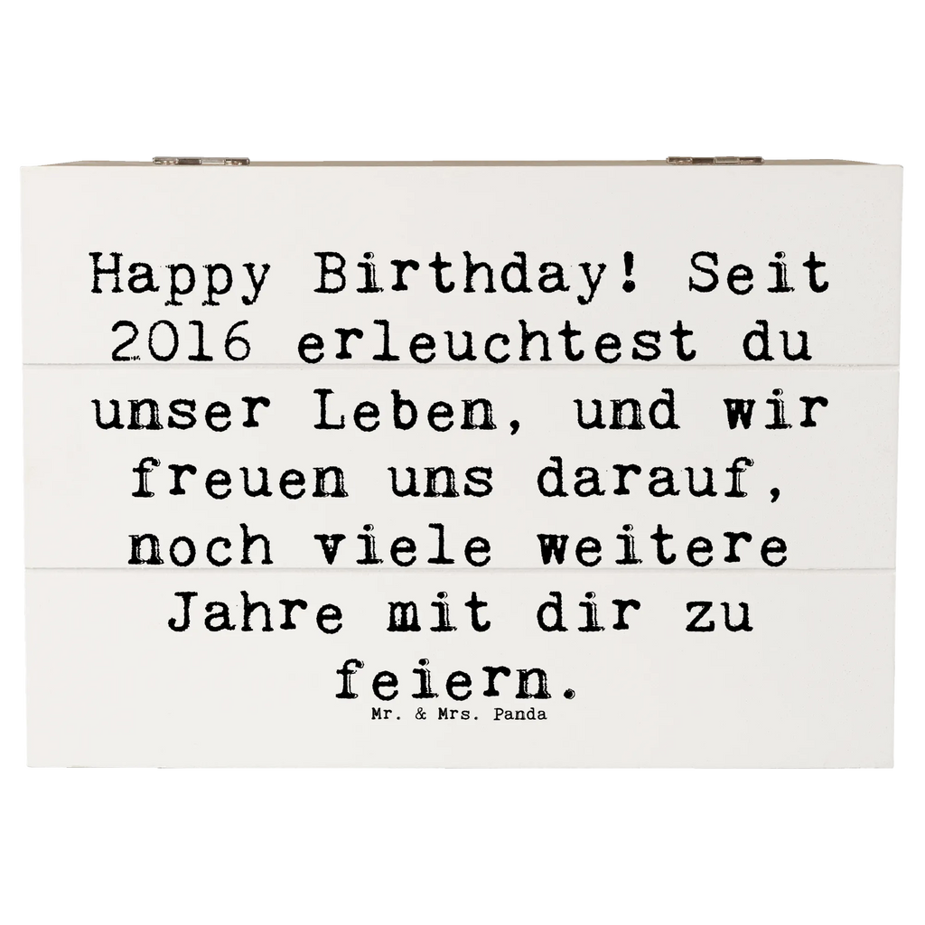 Wooden chest Saying Happy Birthday! Seit 2016 erleuchtest du unser Leben, und wir freuen uns darauf, noch viele weitere Jahre mit dir zu feiern. Holzkisten, Aufbewahrungsbox, aufbewahrungstruhe, truhe holz, Holzbox mit Deckel, Aufbewahrungsbox Holz, box holz, kiste holz, holztruhen, holzschachtel, aufbewahrungsboxen, holzschatulle, Holzkiste mit Deckel, holzkästchen, aufbewahrungskisten, Schatulle, Box aus Holz, Holzboxen, aufbewahrungskiste mit deckel, Holz Aufbewahrungsbox, Holzbox, Holztruhe, Holzkiste, Aufbewahrungskiste, Aufbewahrungsbox aus Holz, Geburtstag, Geburtstagsgeschenk, Geschenk