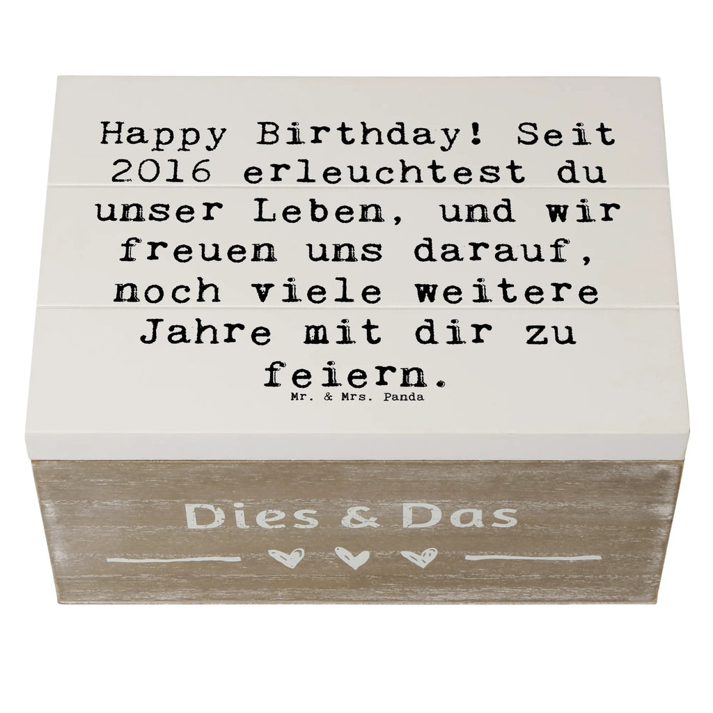 Wooden chest Saying Happy Birthday! Seit 2016 erleuchtest du unser Leben, und wir freuen uns darauf, noch viele weitere Jahre mit dir zu feiern. Holzkisten, Aufbewahrungsbox, aufbewahrungstruhe, truhe holz, Holzbox mit Deckel, Aufbewahrungsbox Holz, box holz, kiste holz, holztruhen, holzschachtel, aufbewahrungsboxen, holzschatulle, Holzkiste mit Deckel, holzkästchen, aufbewahrungskisten, Schatulle, Box aus Holz, Holzboxen, aufbewahrungskiste mit deckel, Holz Aufbewahrungsbox, Holzbox, Holztruhe, Holzkiste, Aufbewahrungskiste, Aufbewahrungsbox aus Holz, Geburtstag, Geburtstagsgeschenk, Geschenk